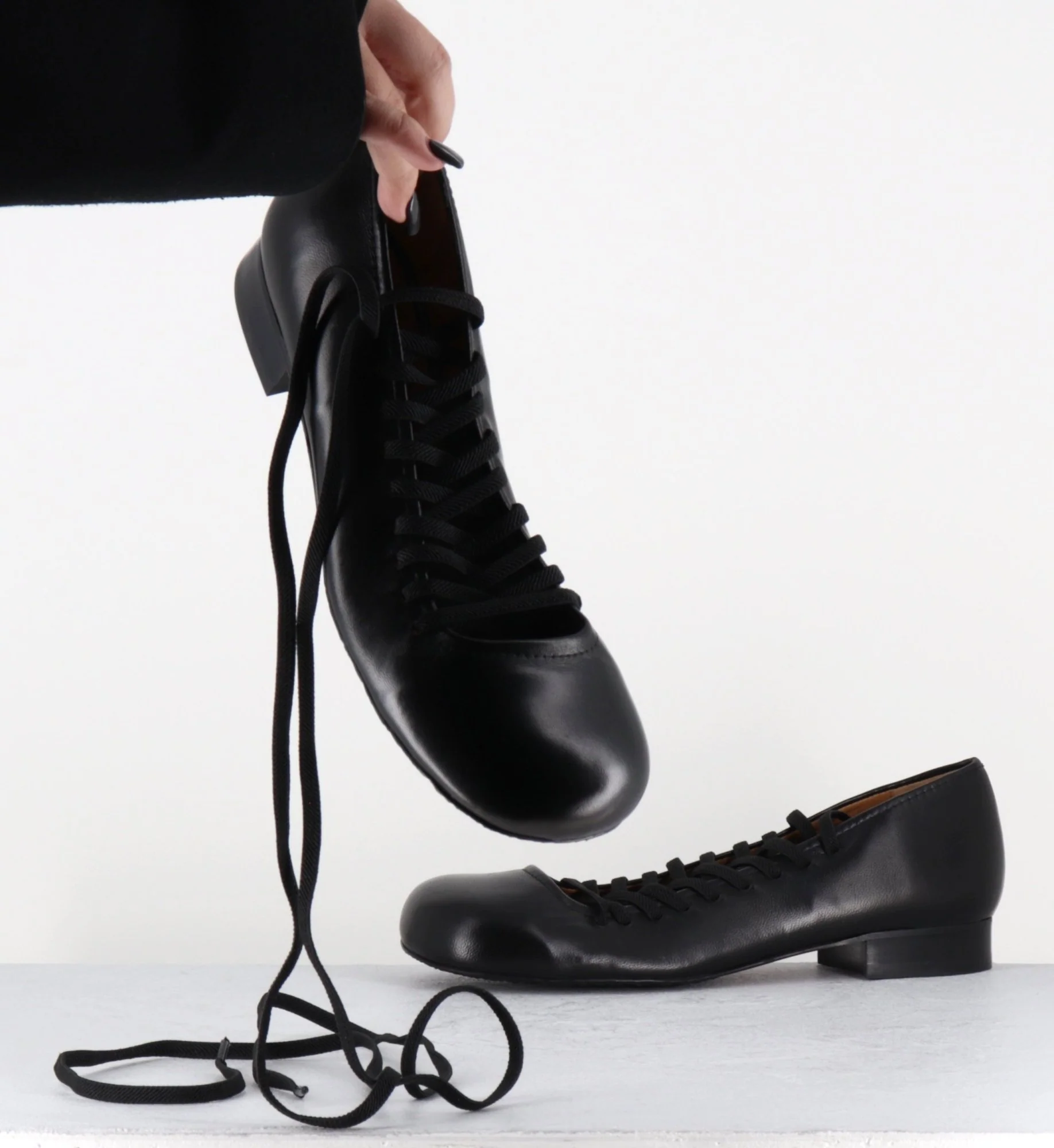 Ballerines en cuir noir avec lacets élastiques - CEROS NAPA BLACK – Image 3