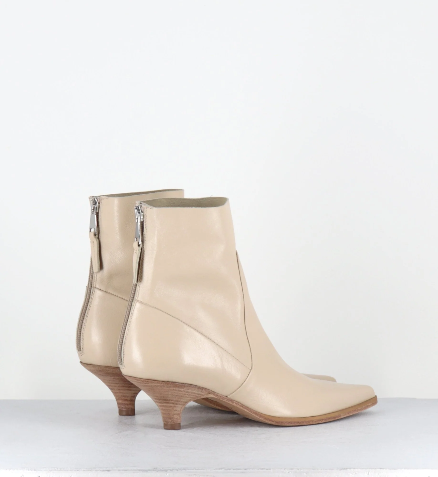 Boots bout pointu petit talon en cuir beige - E4171 TIAGO ECRU – Image 7