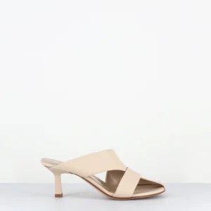 Mules en cuir beige asymétriques semi-couvrantes à talon - A5941 LAMB ECRU