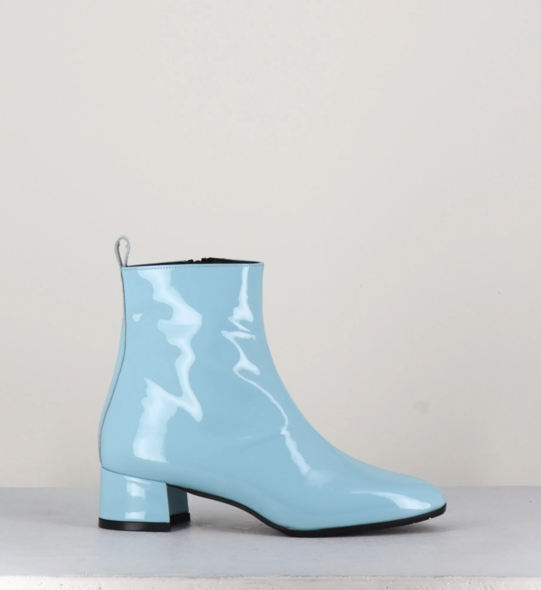 Boots 60s en cuir vernis bleu - JANE VERNICE FAEDA