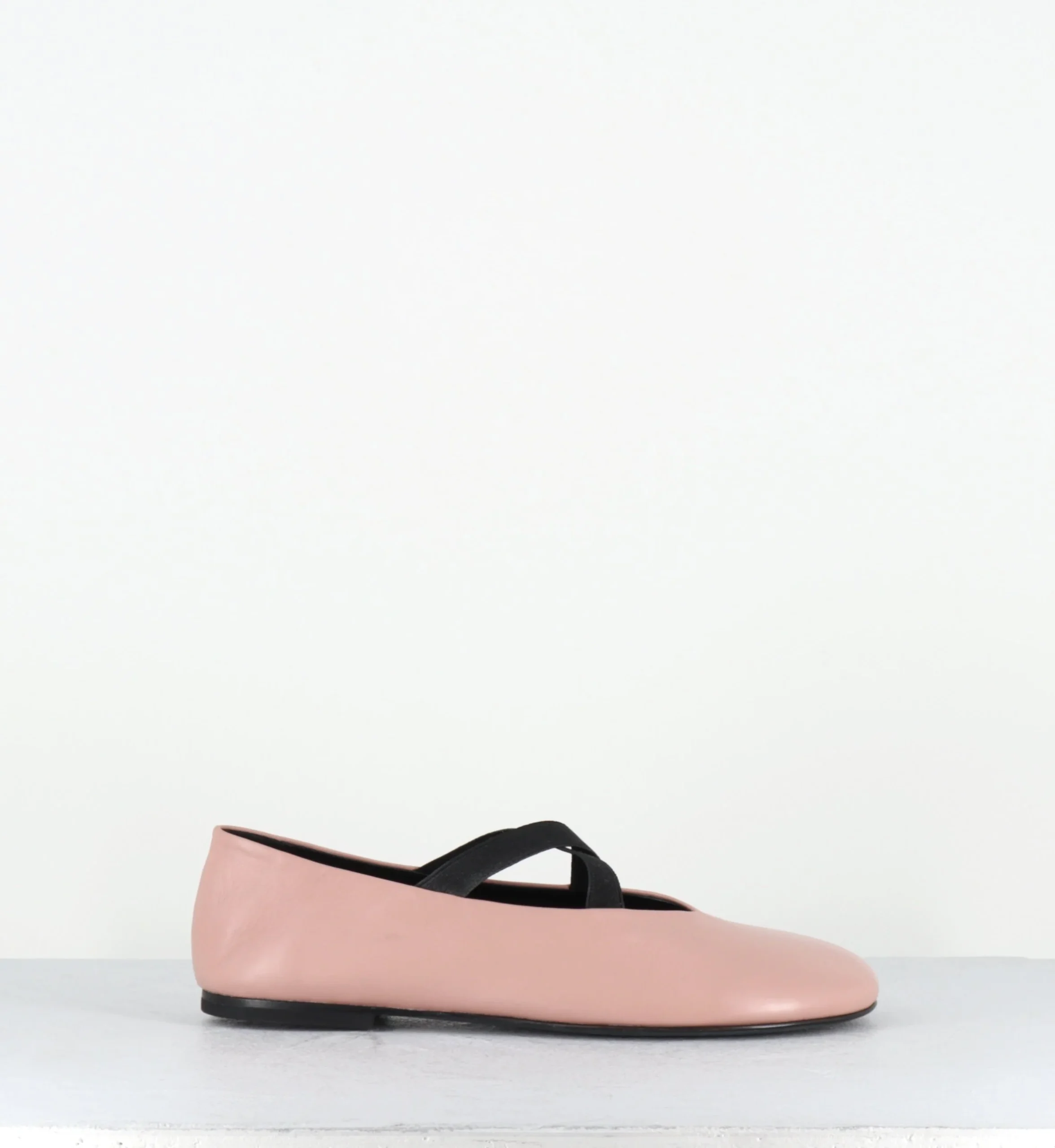 Ballerines rondes en cuir rose clair à élastiques noirs - MASSI BUFFY PHARD – Image 2