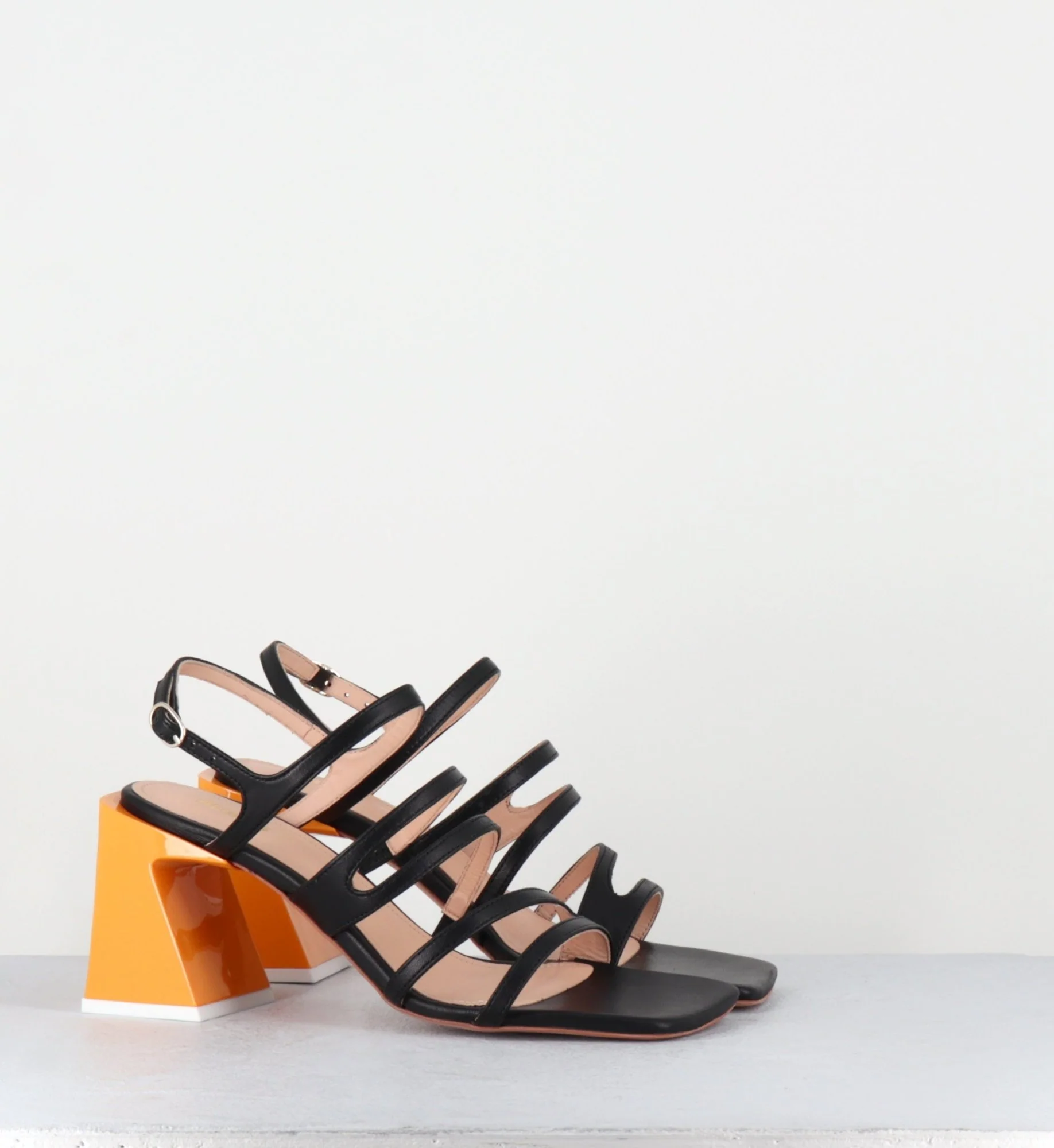 Sandales multi-bride en cuir noir & talon plexi jaune - AUBREY BLACK SANDALS – Image 7