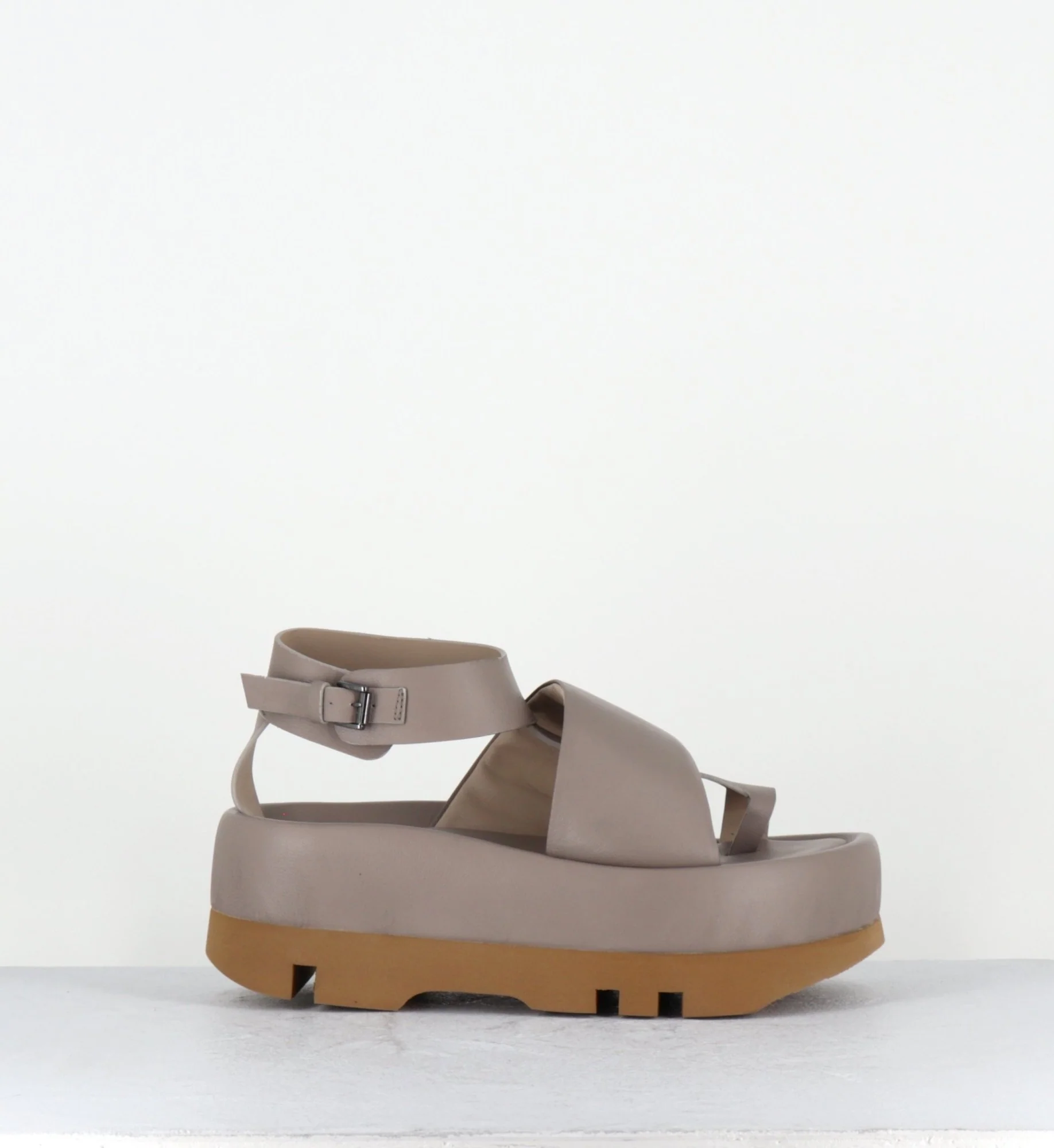 Sandales à plateforme japonisante cuir taupe - MARGE SANDAL TAUPE – Image 2