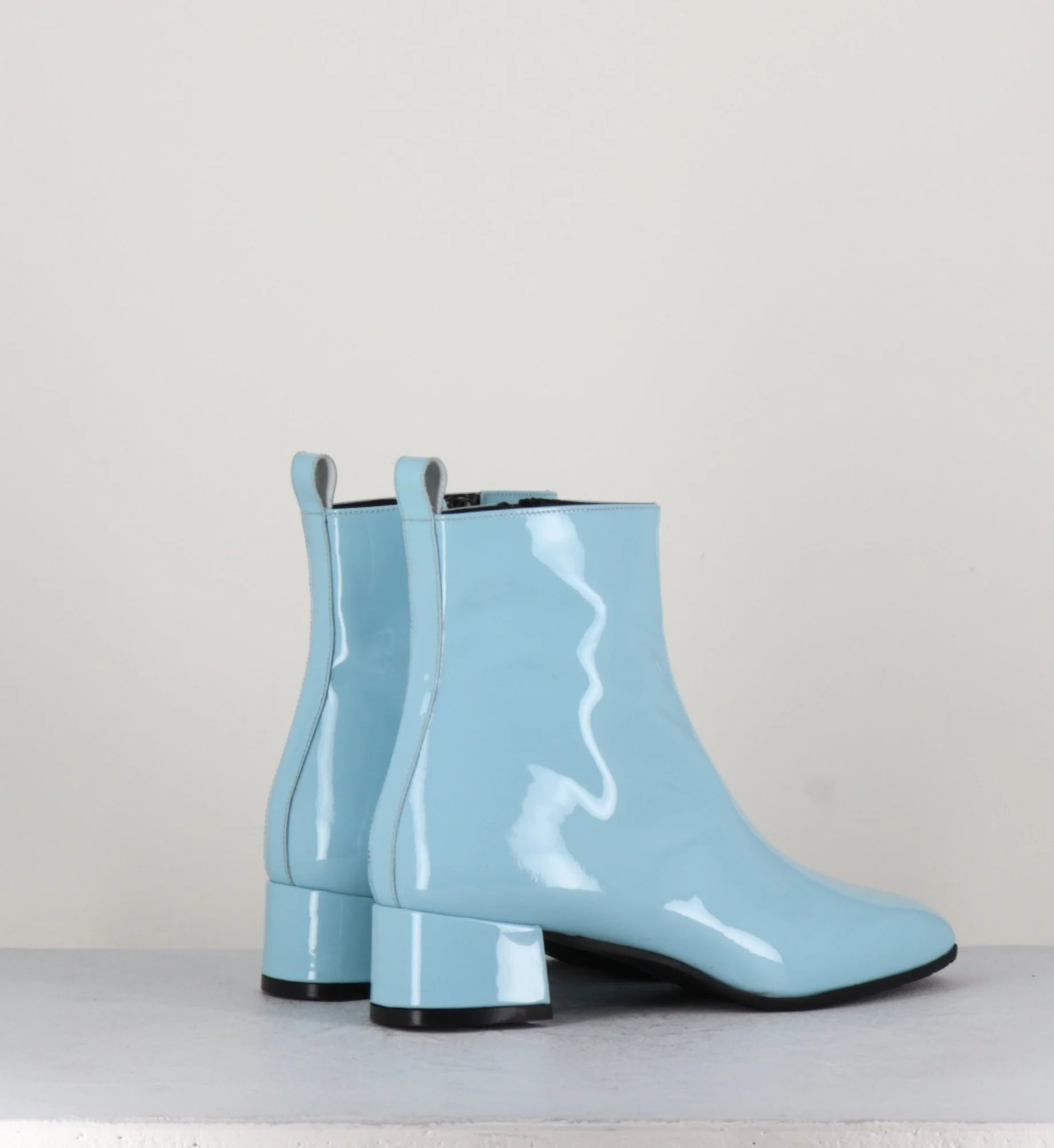 Boots 60s en cuir vernis bleu - JANE VERNICE FAEDA – Image 4