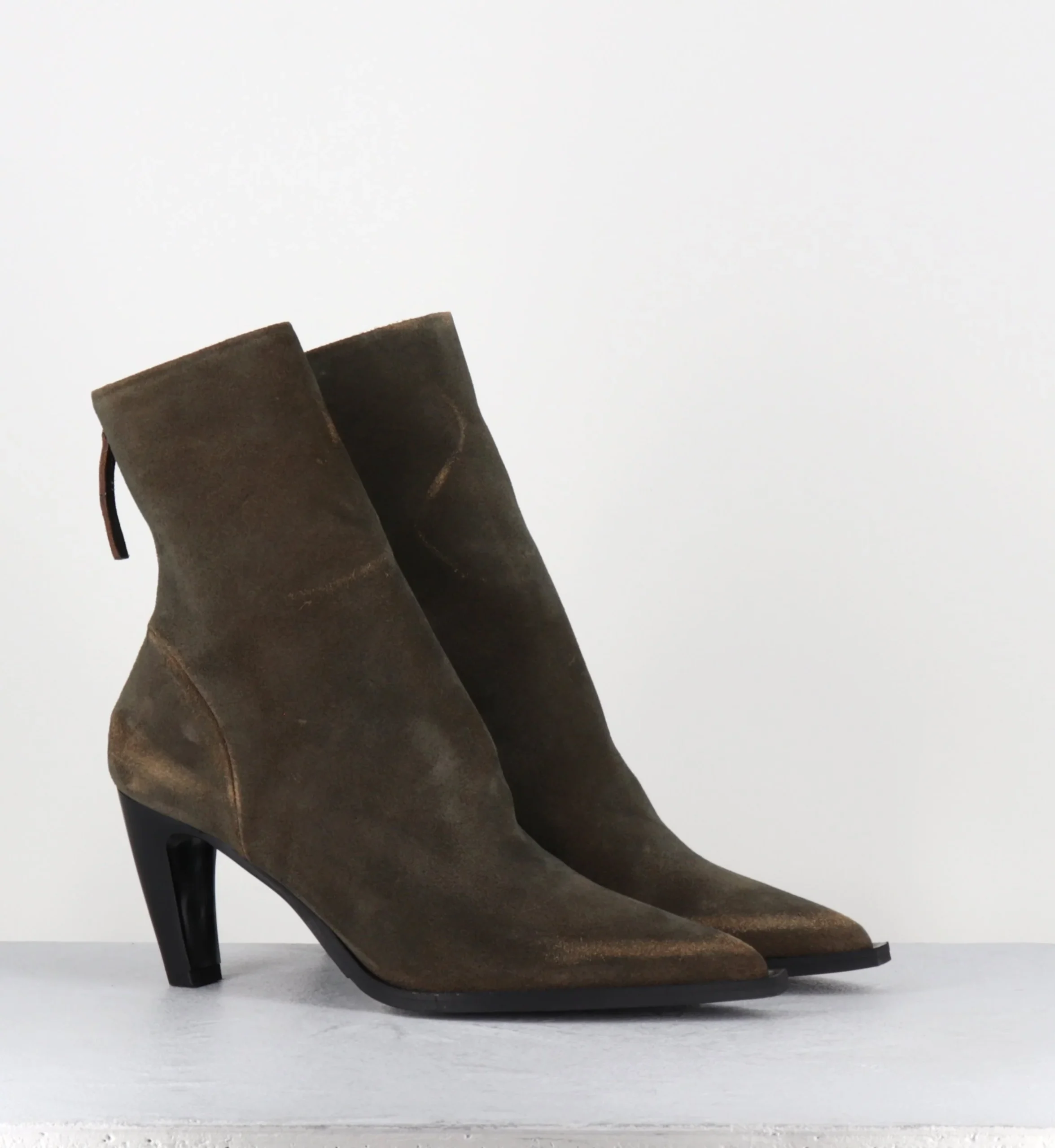 Boots en daim kaki usé bout pointu - TISCA26 DELAVE EBANO – Image 3
