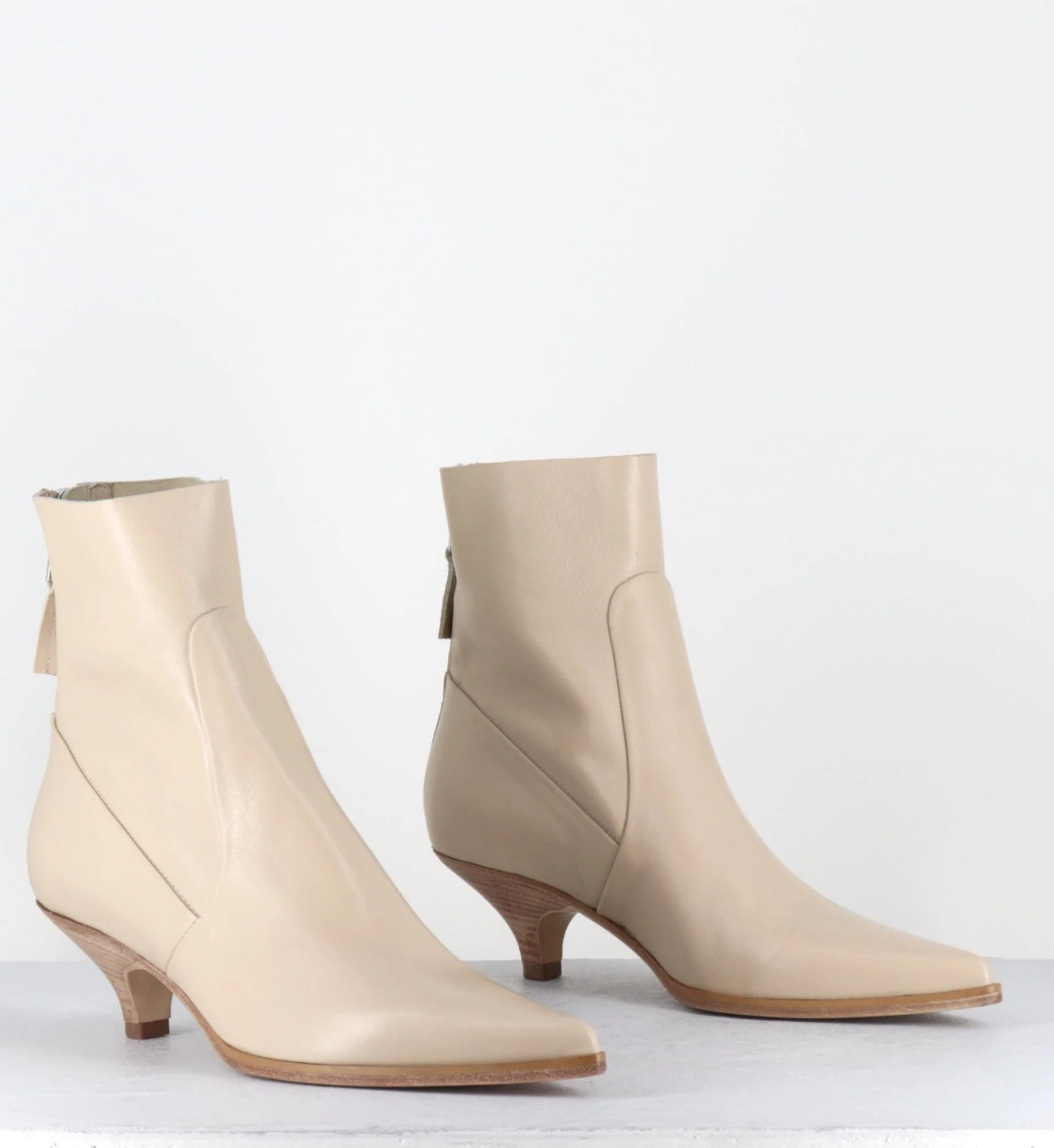 Boots bout pointu petit talon en cuir beige - E4171 TIAGO ECRU – Image 3