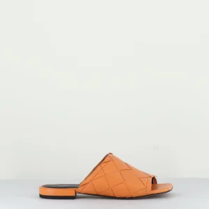 Mules en cuir tressé orange - 21KGU46 MANGO