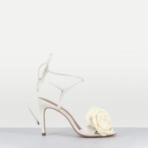 Sandales en cuir blanc irisé talon haut & fleur en crochet - TANO LUX VANILLA