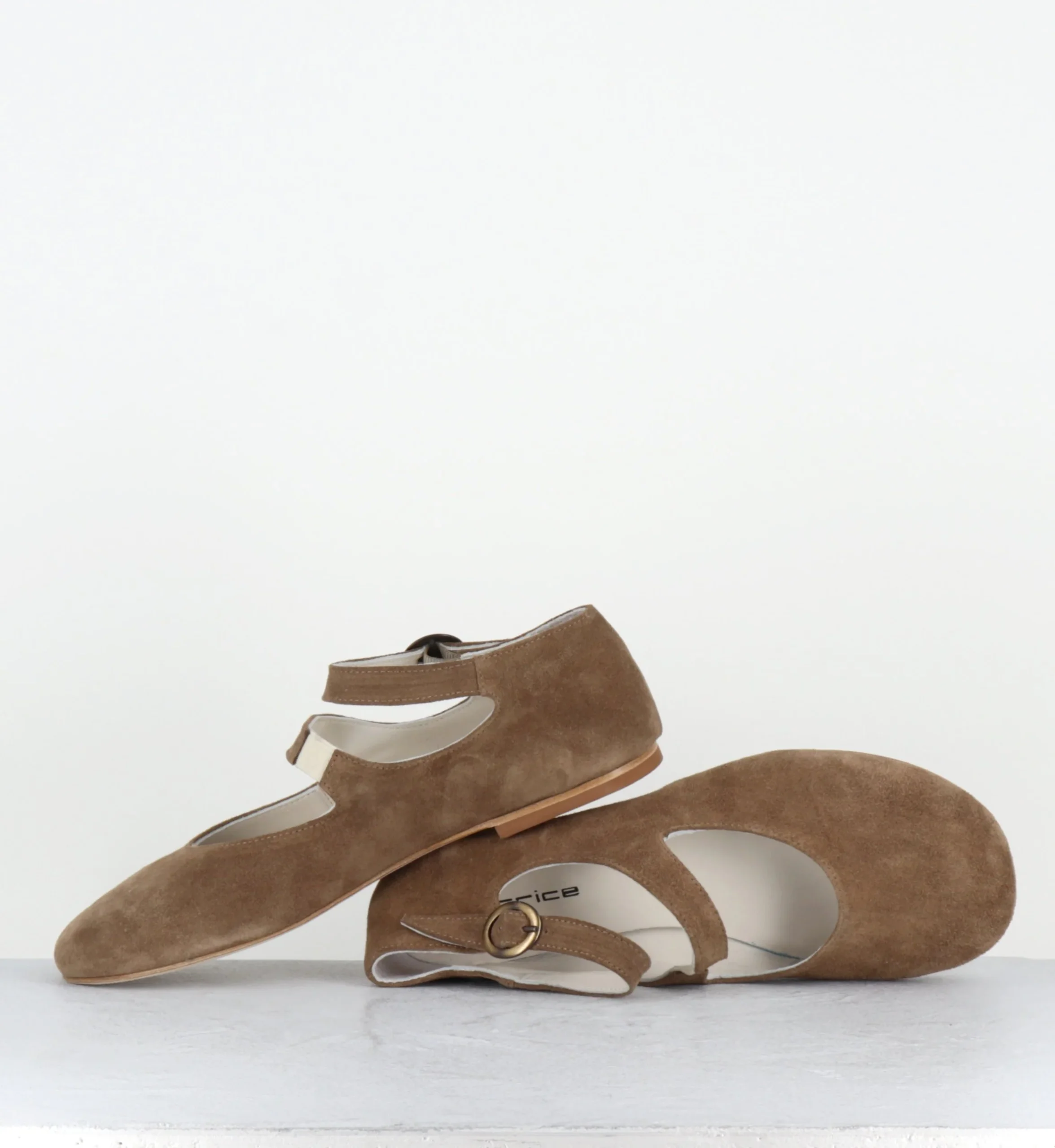 Babies rondes à double bride en daim camel - NESSA CAM SAND – Image 4