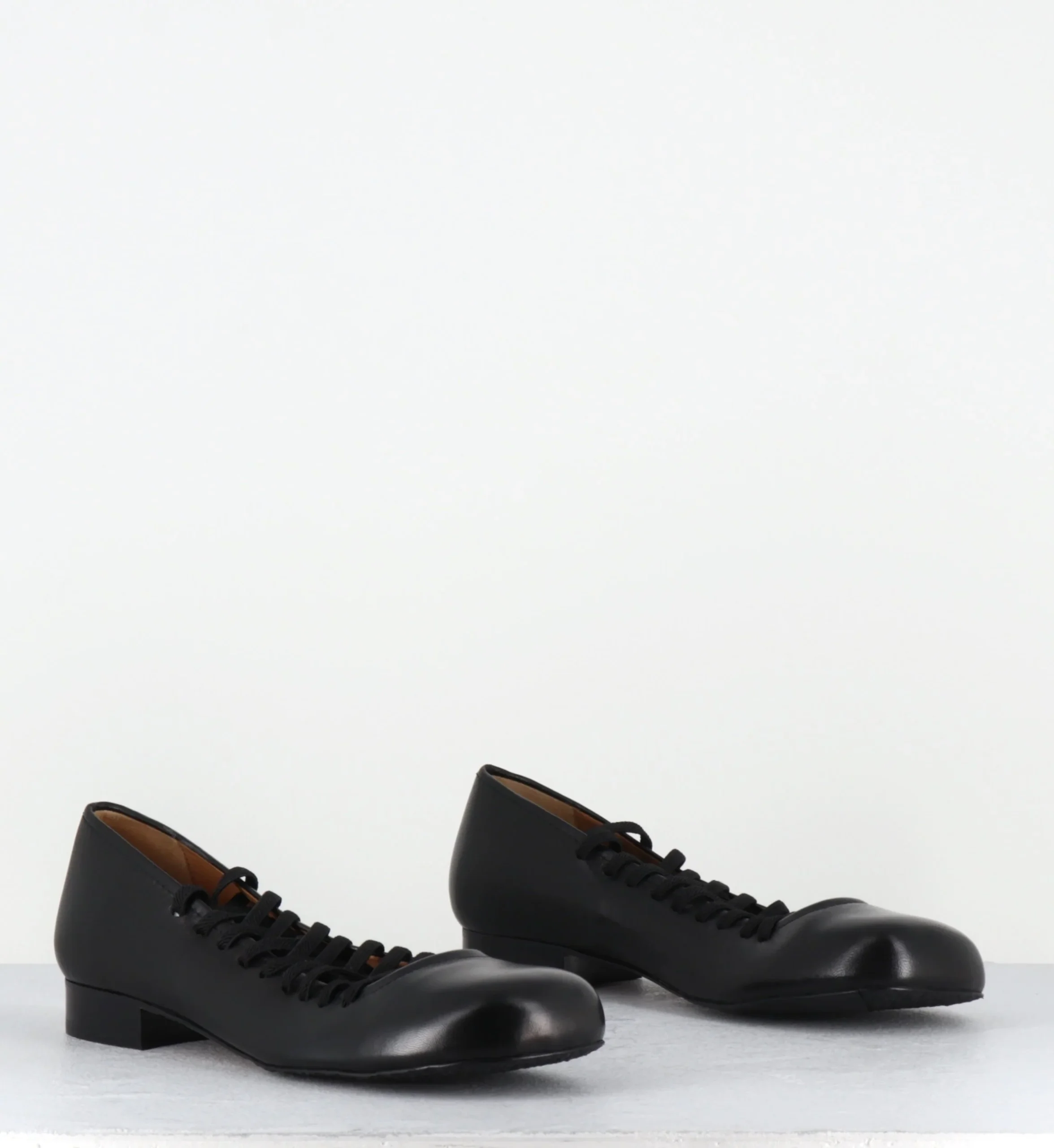 Ballerines en cuir noir avec lacets élastiques - CEROS NAPA BLACK – Image 9
