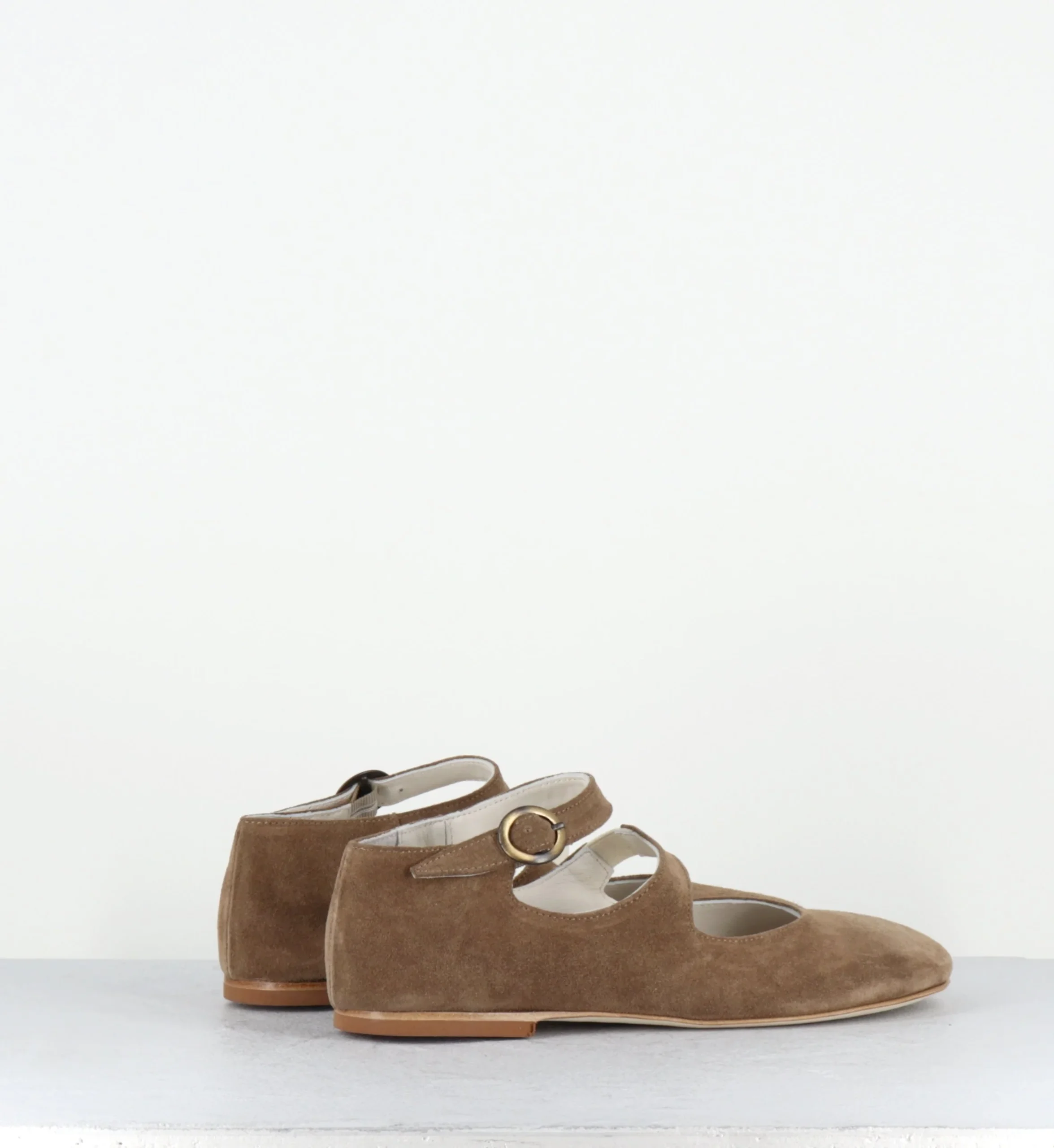 Babies rondes à double bride en daim camel - NESSA CAM SAND – Image 3