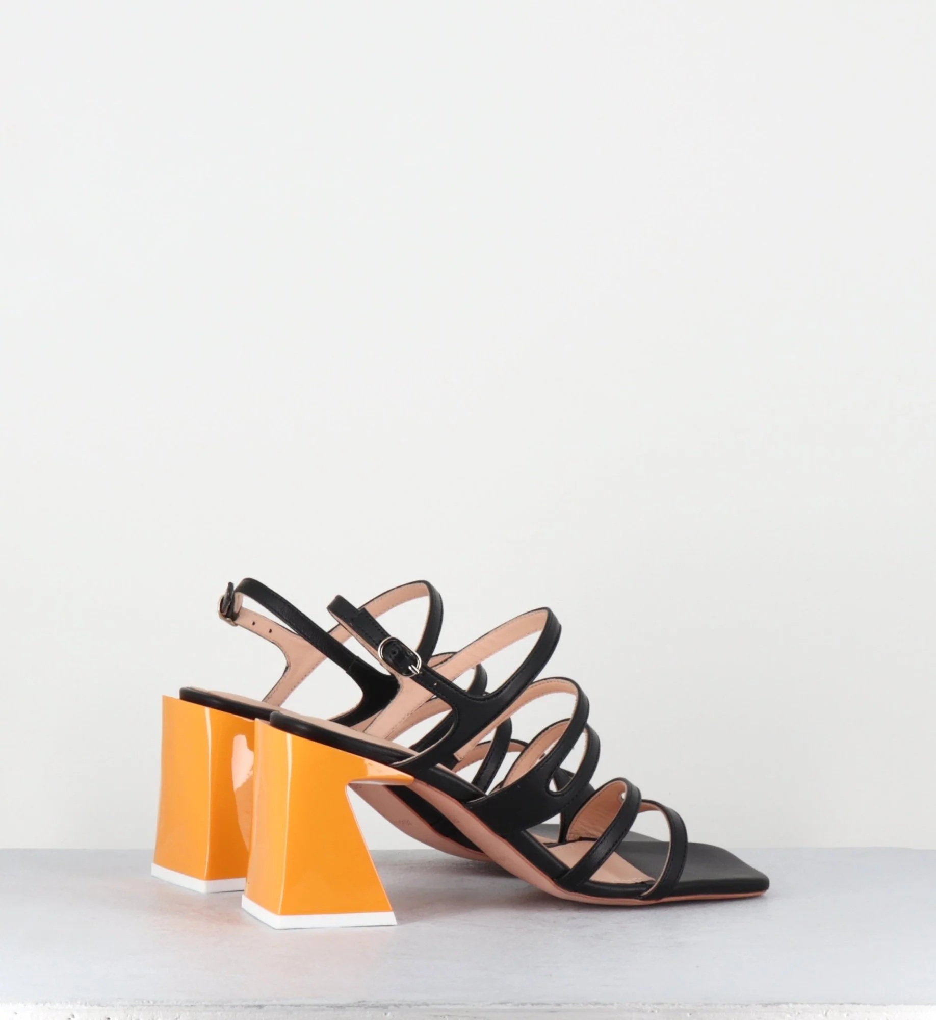 Sandales multi-bride en cuir noir & talon plexi jaune - AUBREY BLACK SANDALS – Image 4