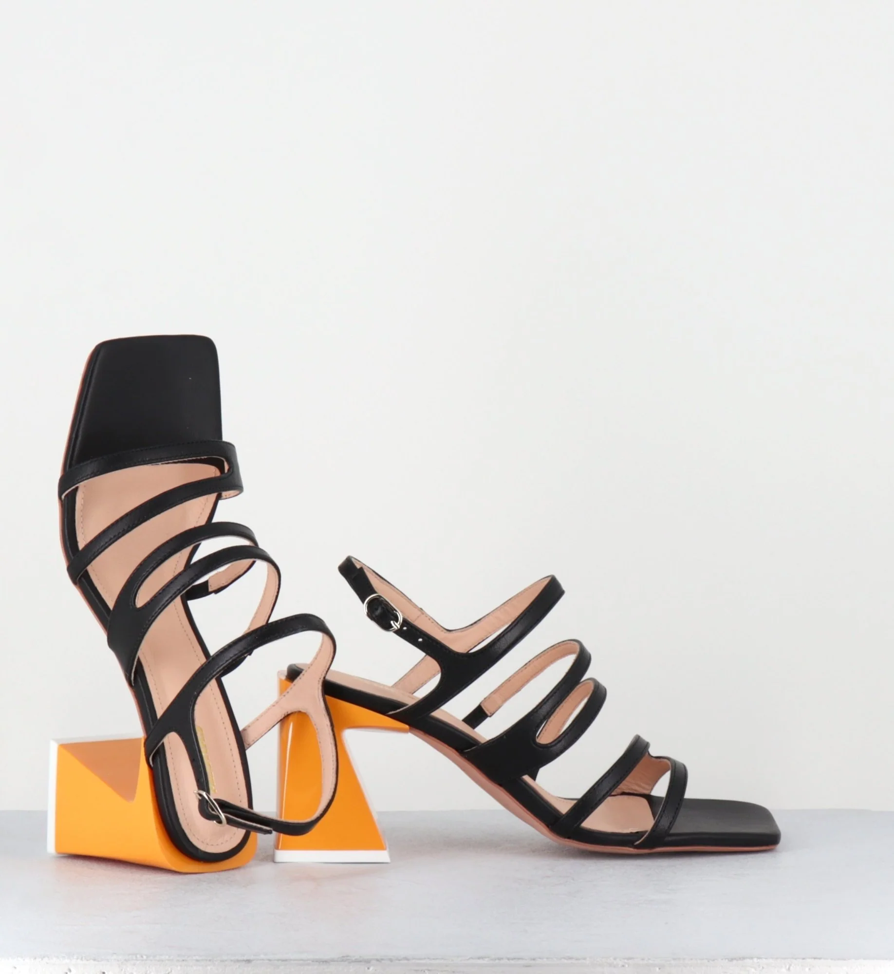 Sandales multi-bride en cuir noir & talon plexi jaune - AUBREY BLACK SANDALS – Image 3