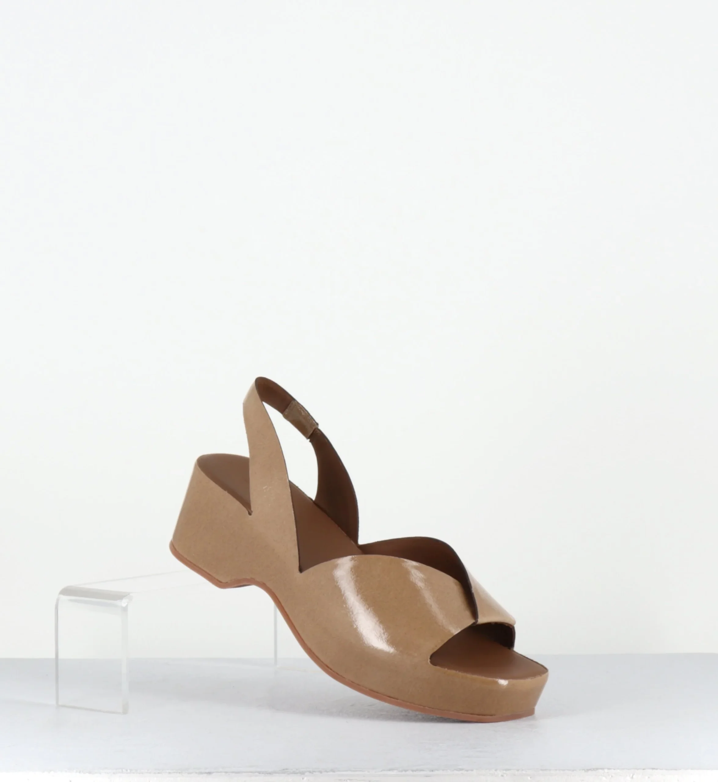 Sandales sabot en cuir vernis taupe à plateforme légère - 11730 VETRO NOCE – Image 6