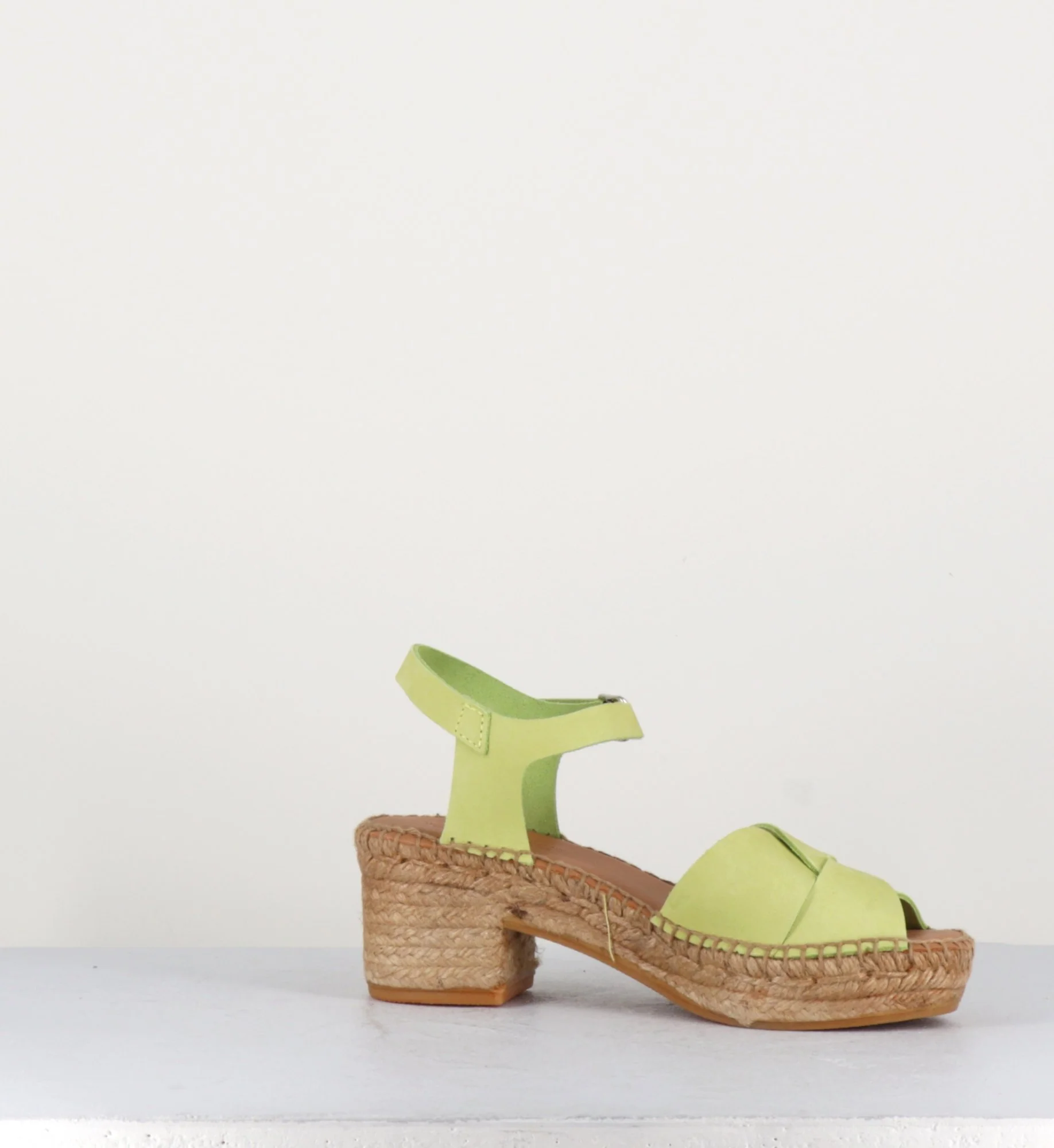 Sandale en cuir souple jaune citron design papillon espadrille - BULDO LIME – Image 6