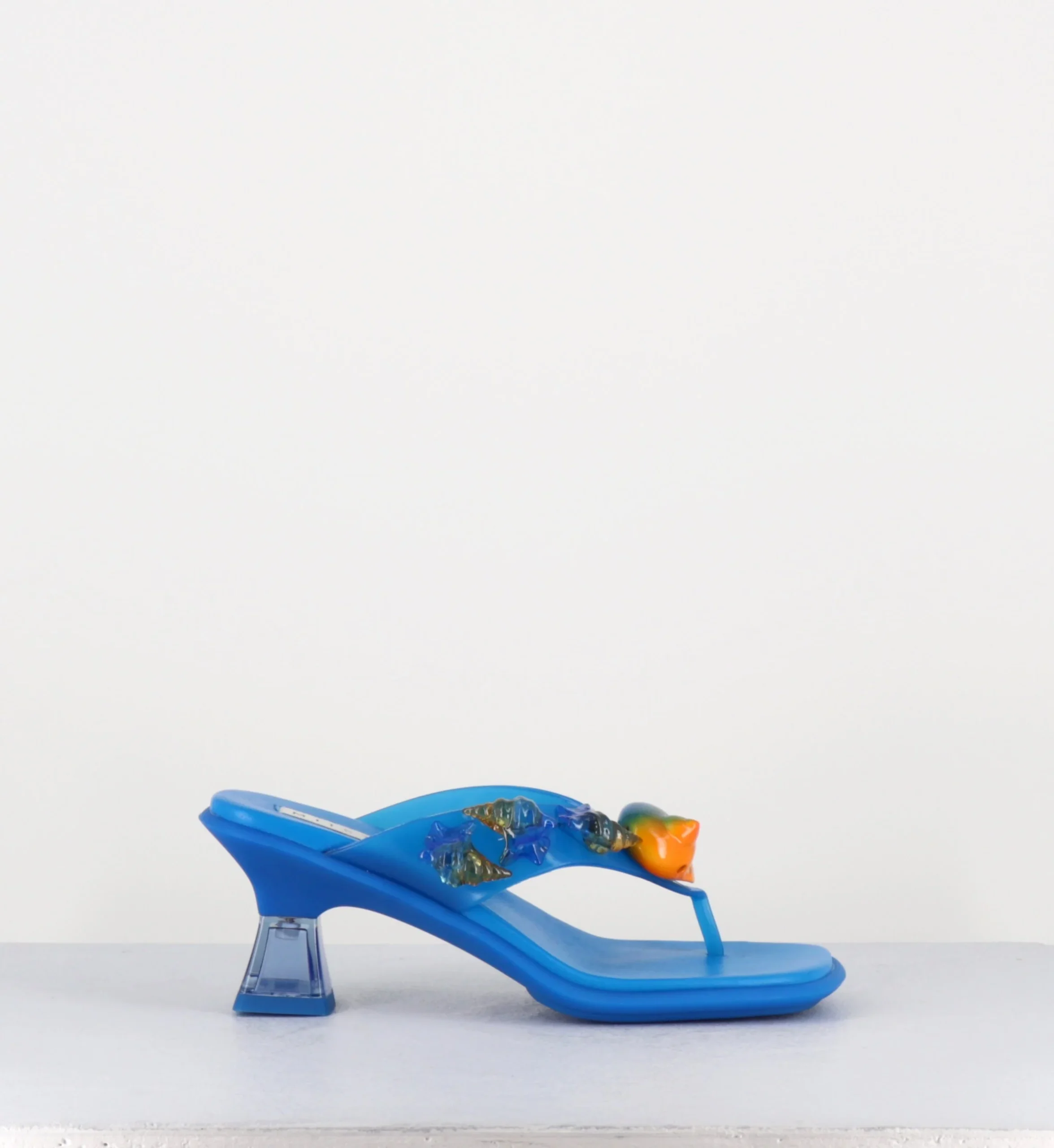 Tong cuir bleu & plexi ornées de coquillages - OCEANE BLUE SANDALS