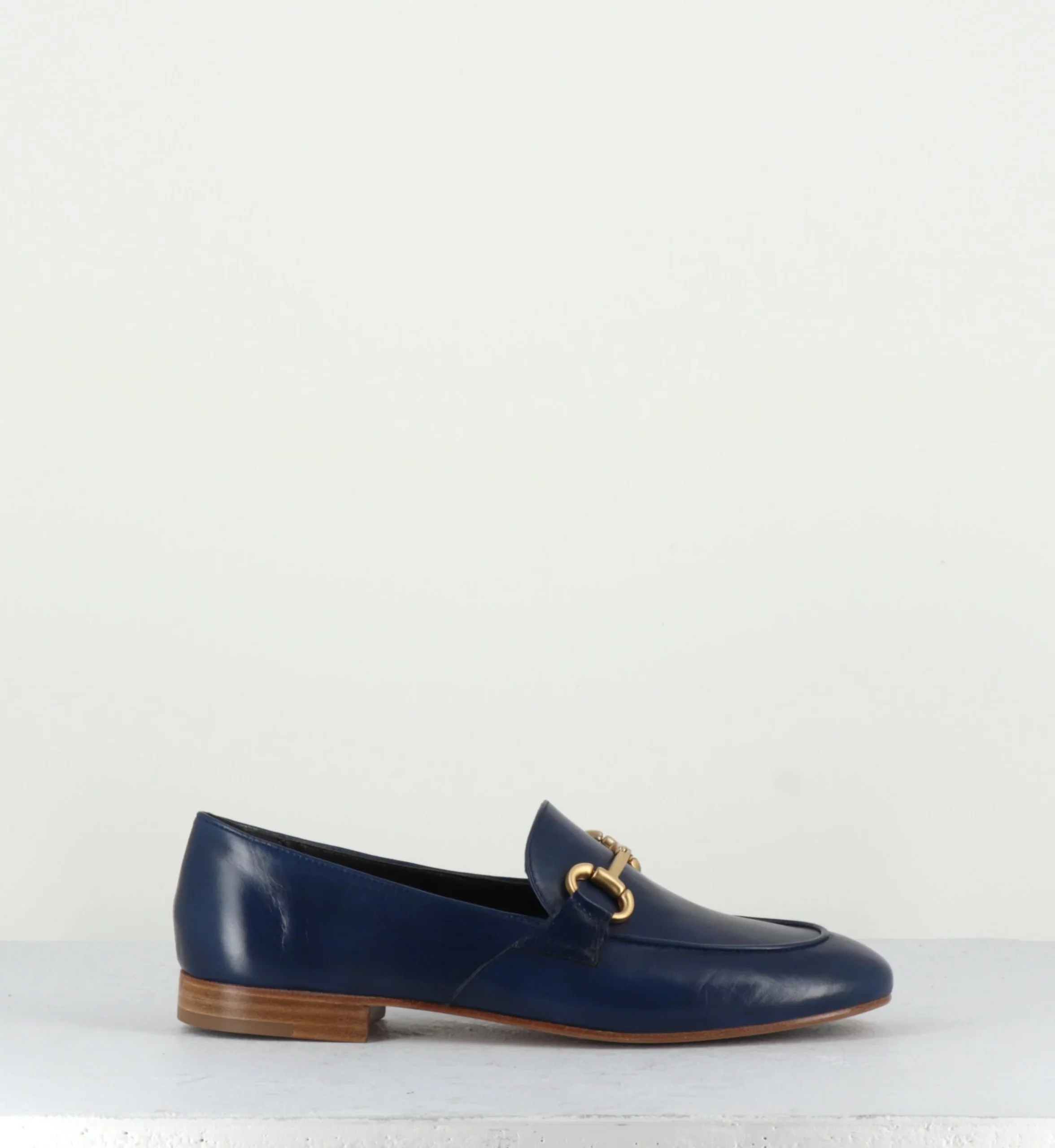 Mocassins plats en cuir souple bleu marine & mors doré - N125 MARINE
