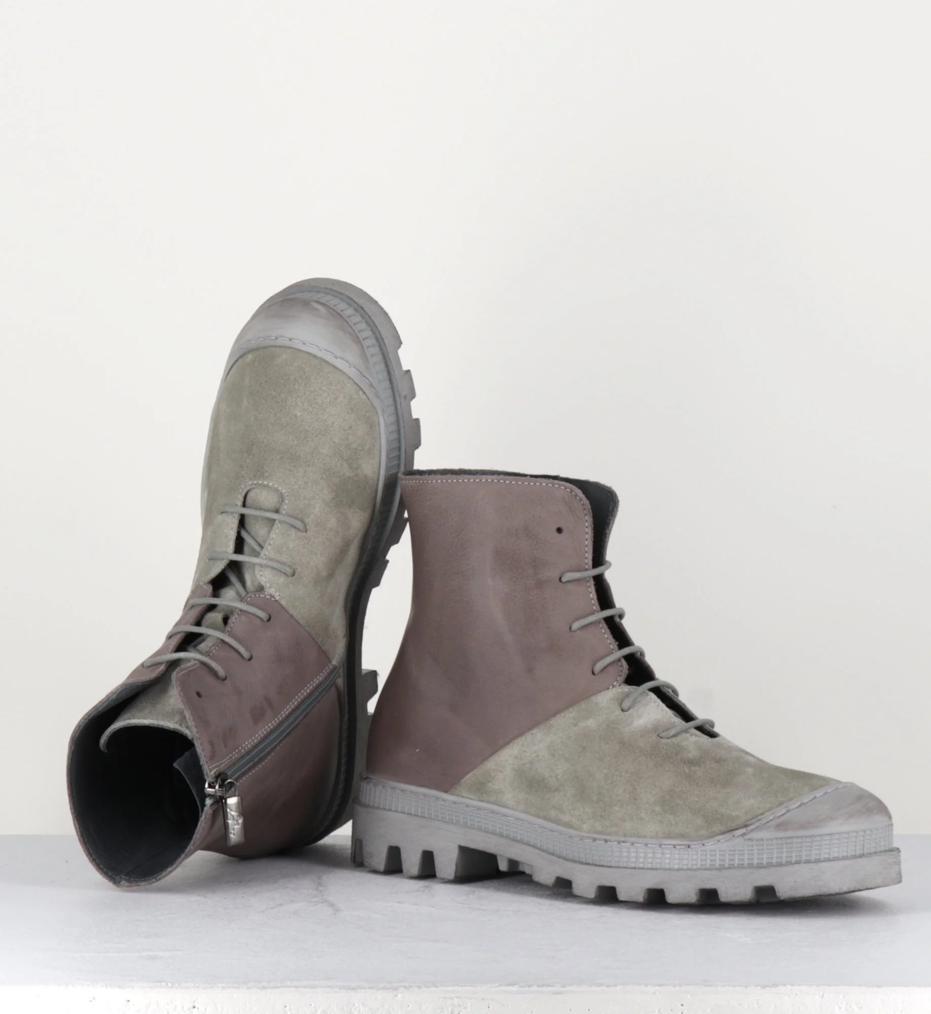 Boots à lacets en cuir taupe et daim sable - Boots 2241 SAND – Image 6