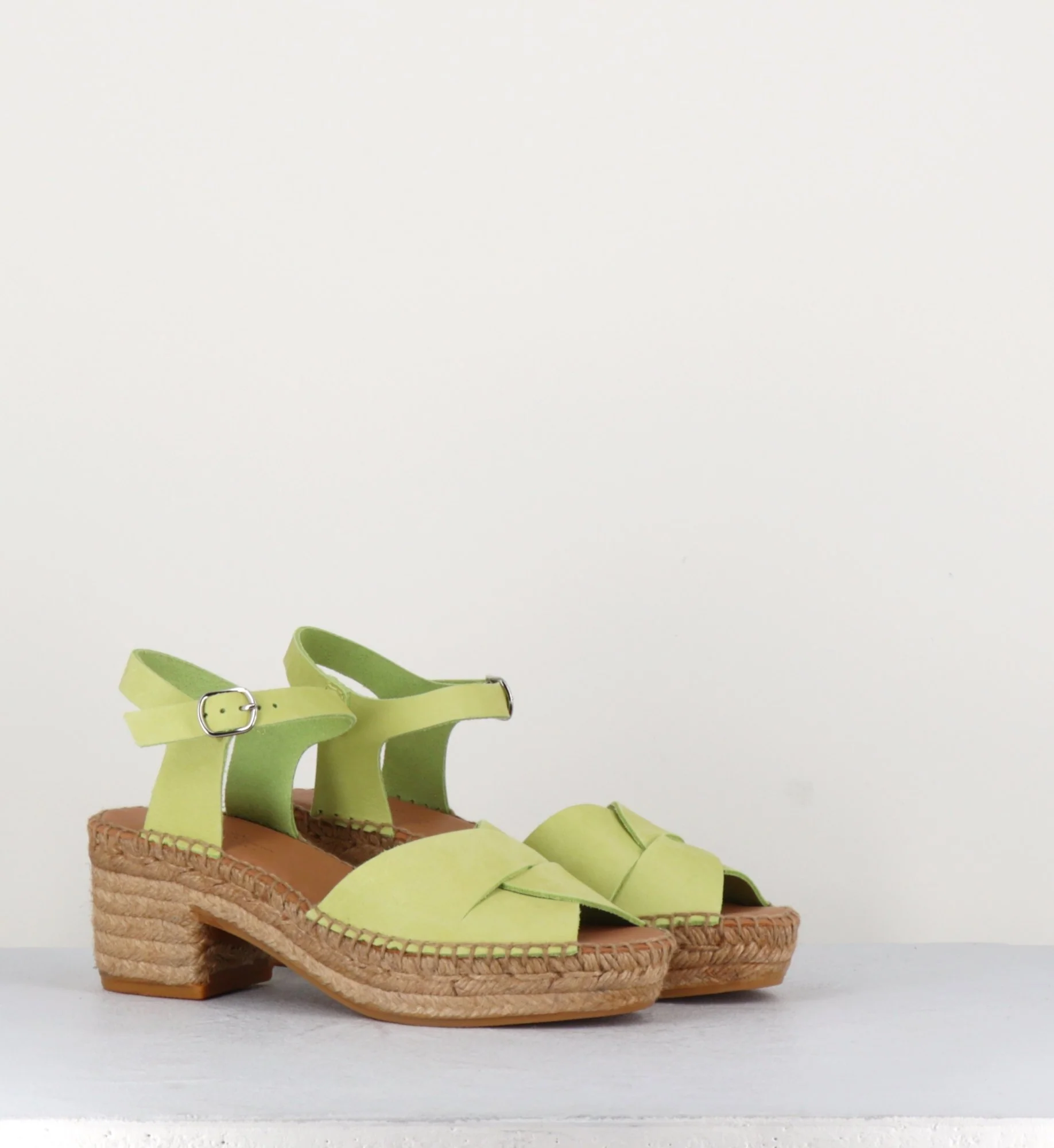 Sandale en cuir souple jaune citron design papillon espadrille - BULDO LIME – Image 3