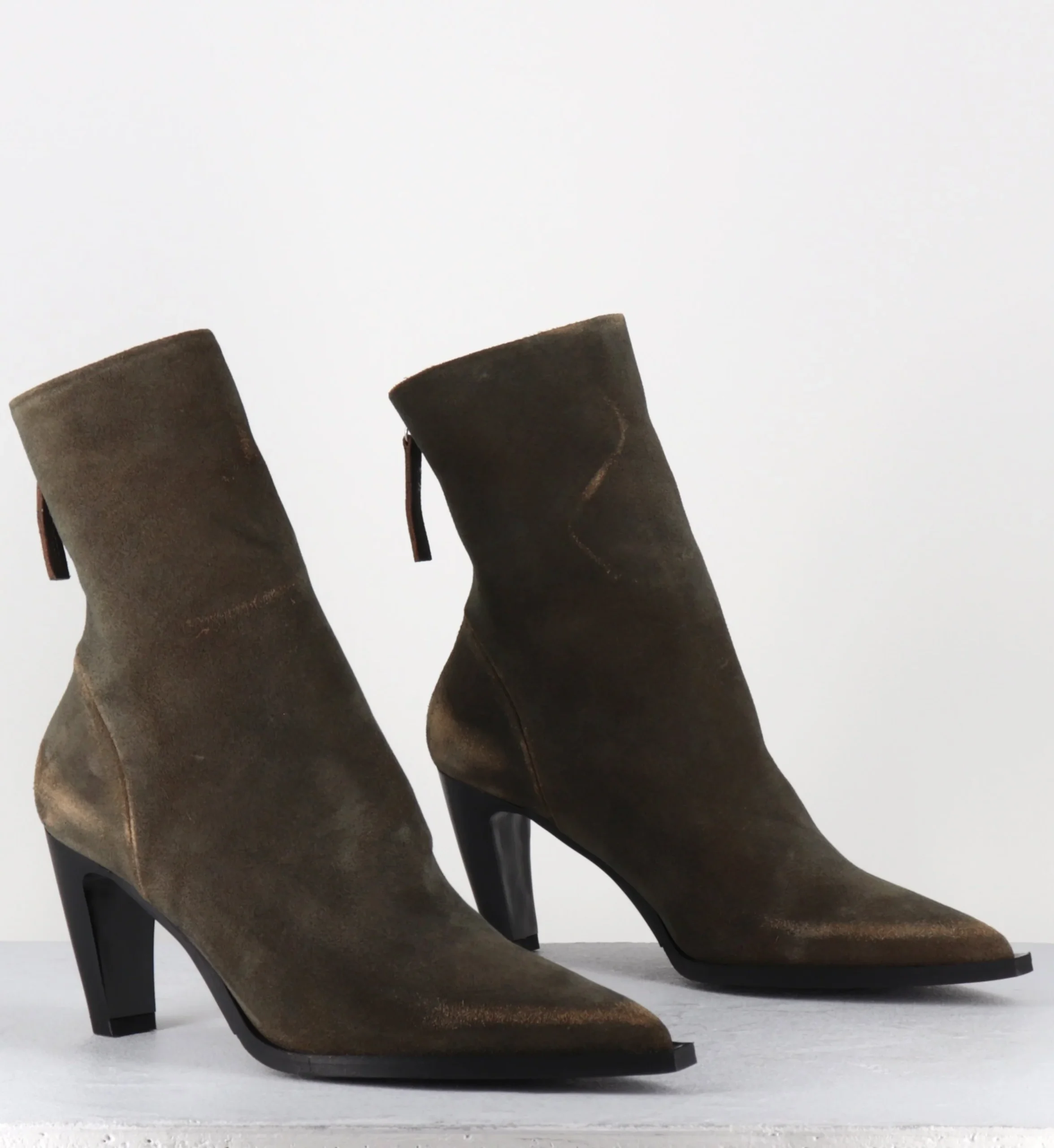 Boots en daim kaki usé bout pointu - TISCA26 DELAVE EBANO – Image 5