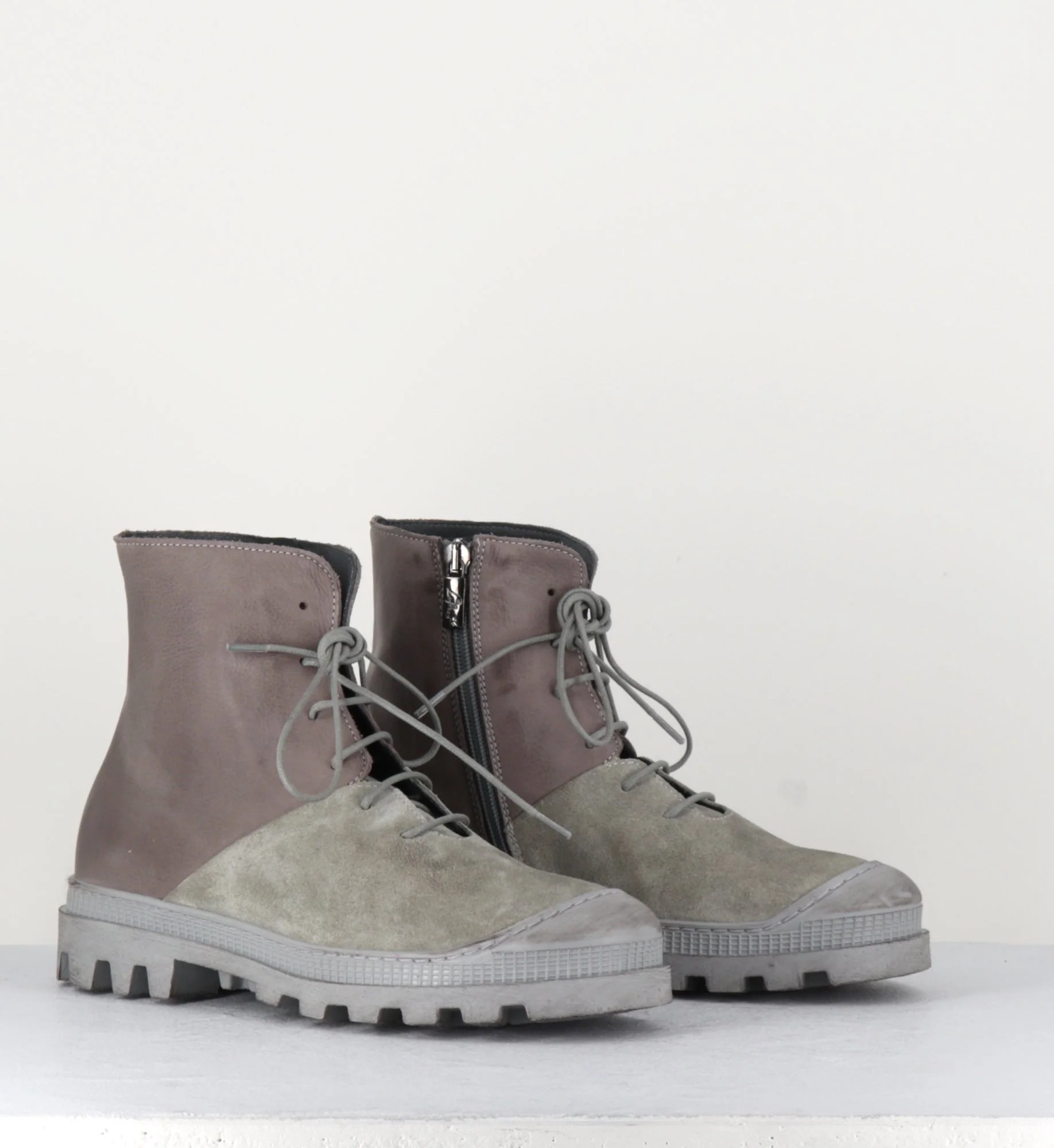 Boots à lacets en cuir taupe et daim sable - Boots 2241 SAND – Image 3