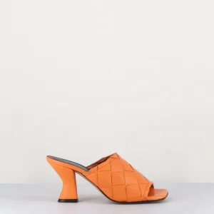 Mules à talon en cuir tressé orange - 21KER84 MANGO