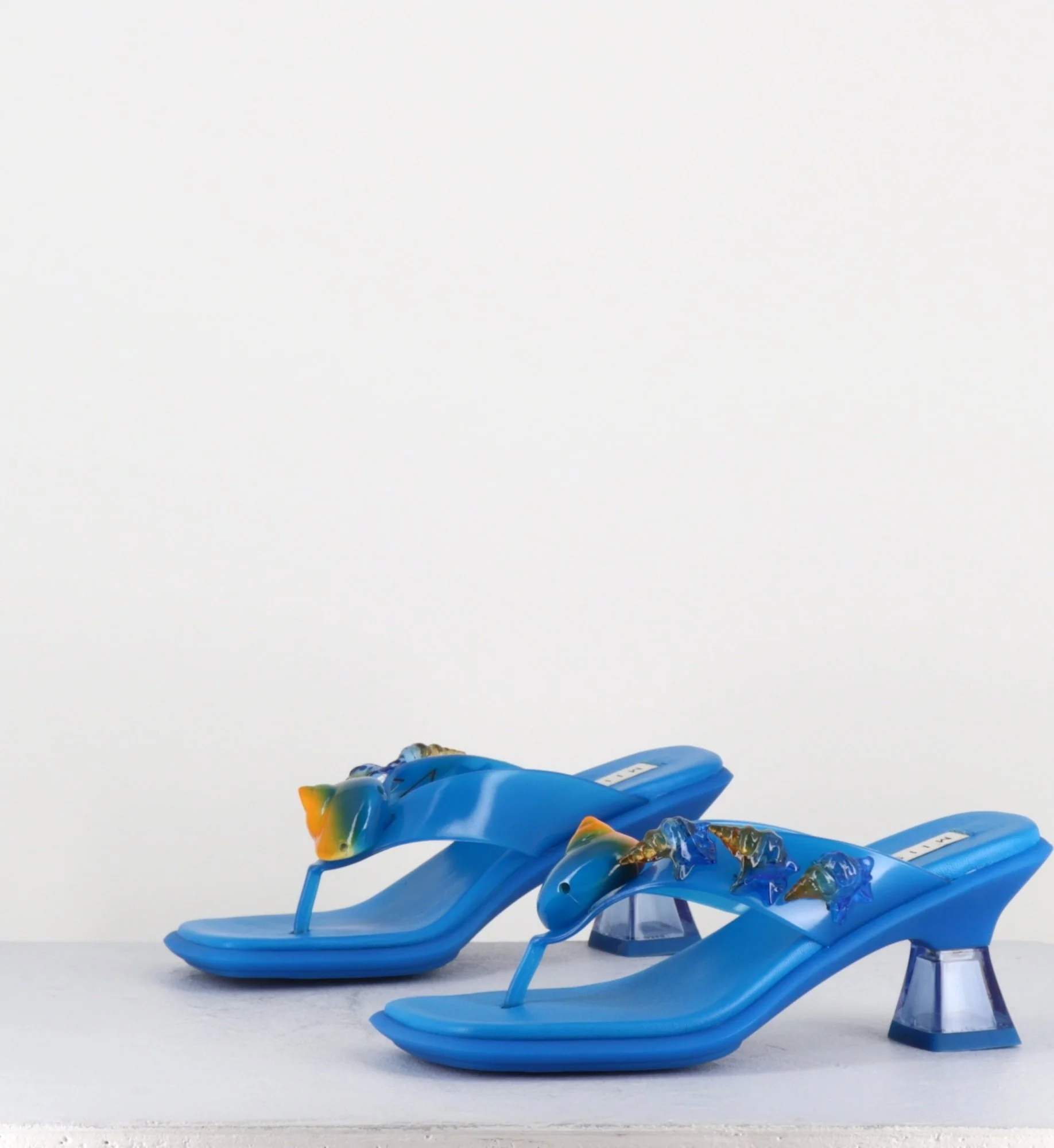 Tong cuir bleu & plexi ornées de coquillages - OCEANE BLUE SANDALS – Image 4