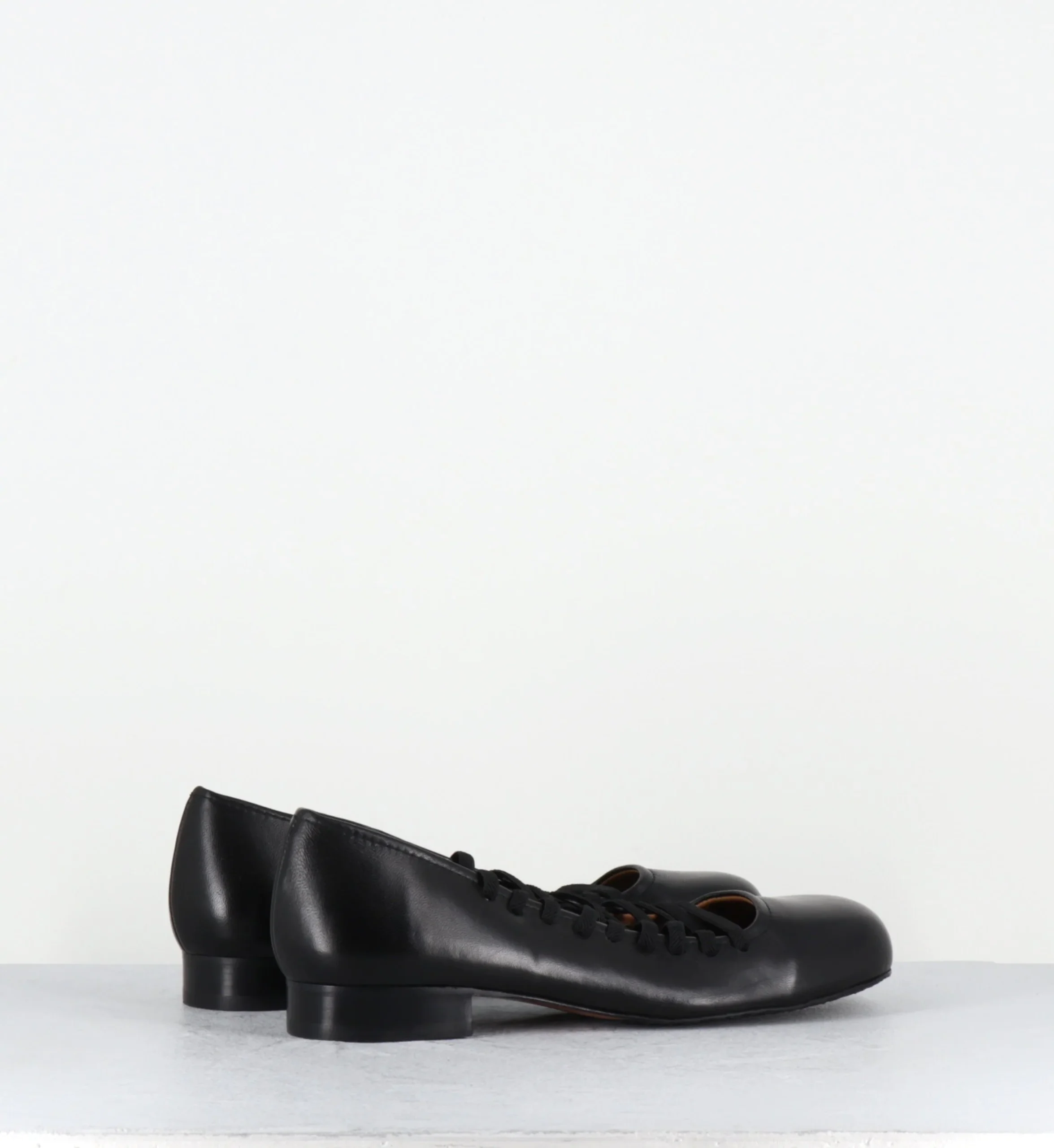 Ballerines en cuir noir avec lacets élastiques - CEROS NAPA BLACK – Image 8
