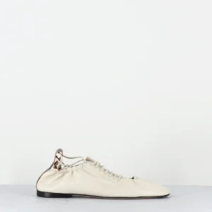 Ballerines en cuir blanc cassé à longs lacets - CONSUELO CREAM BALLERINAS