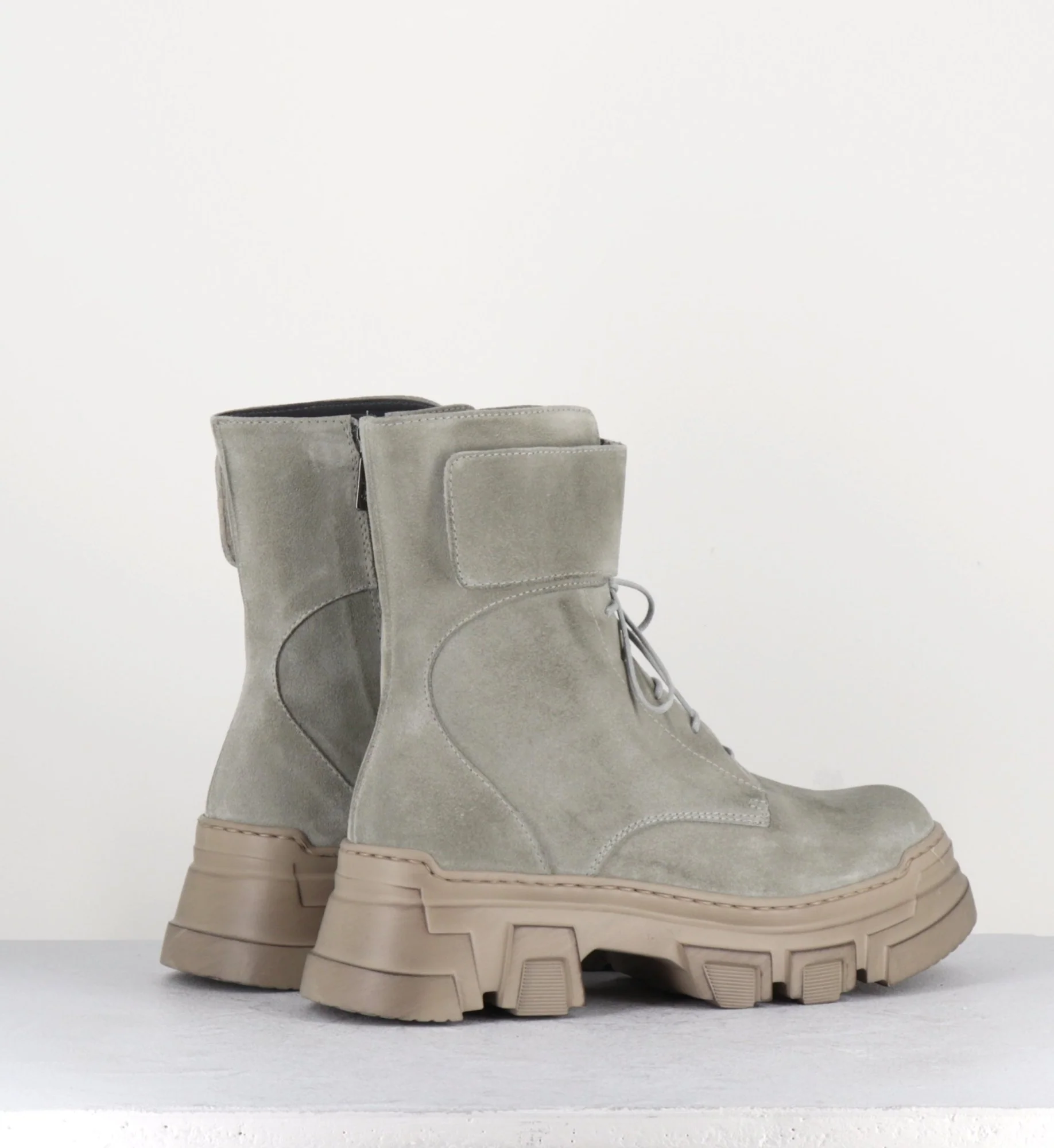 Boots à lacet en daim taupe - 1001 SAND – Image 7