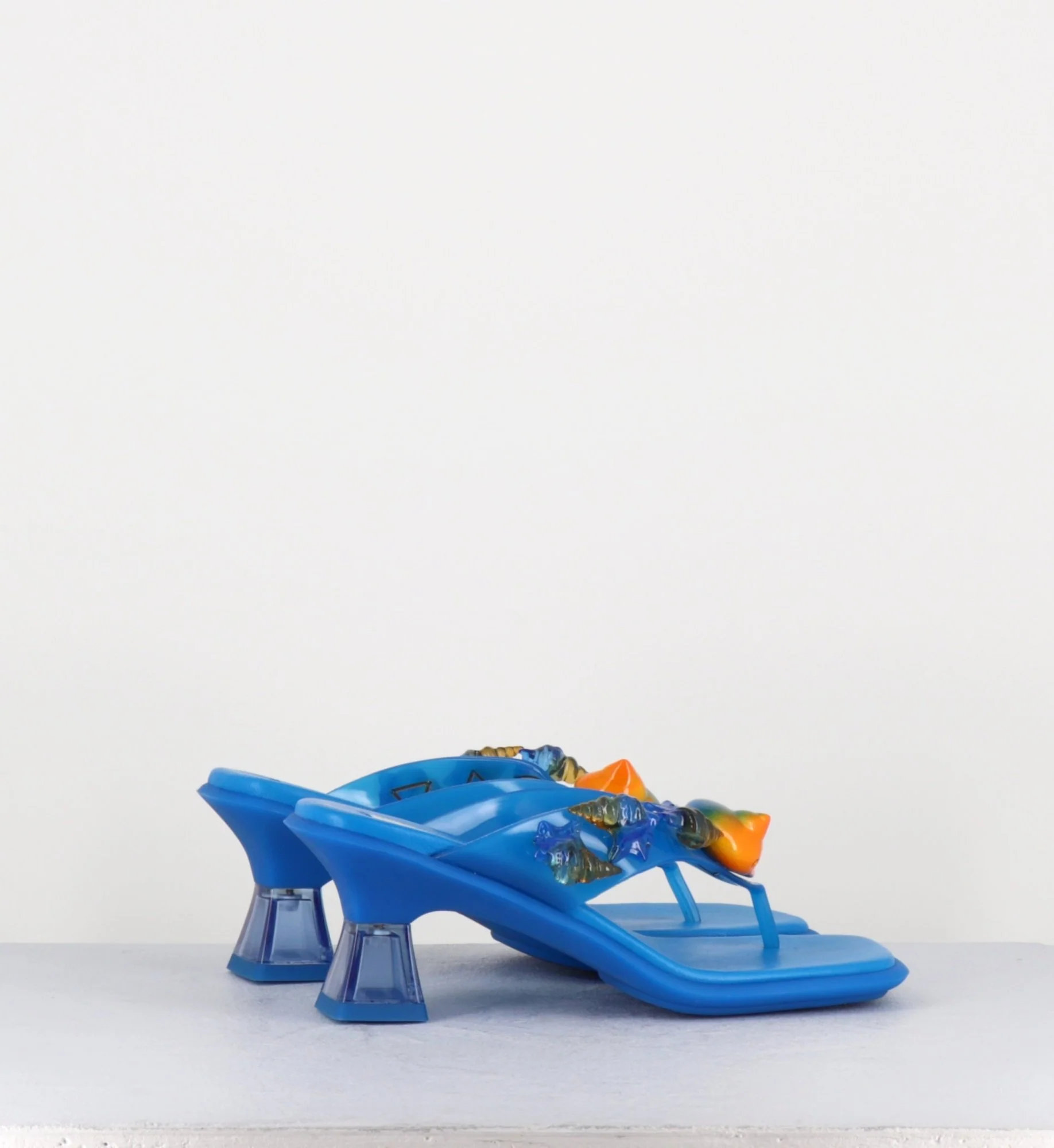 Tong cuir bleu & plexi ornées de coquillages - OCEANE BLUE SANDALS – Image 9