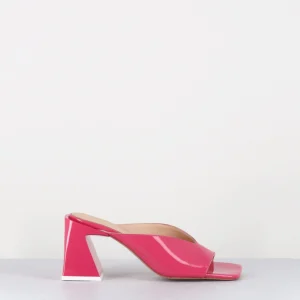 Mules en cuir vernis rose fuchsia bout carré & talon plexi - TASHA PINK SANDALS