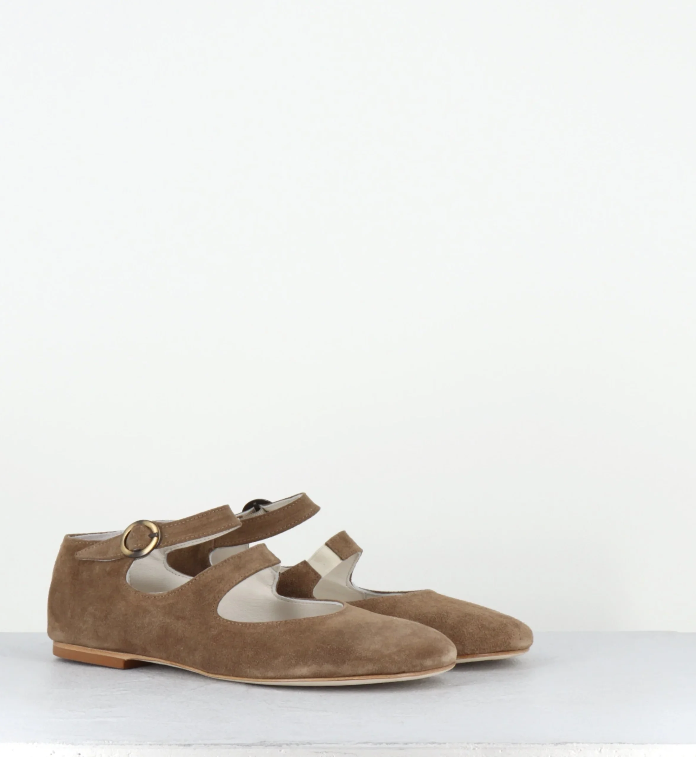 Babies rondes à double bride en daim camel - NESSA CAM SAND – Image 6