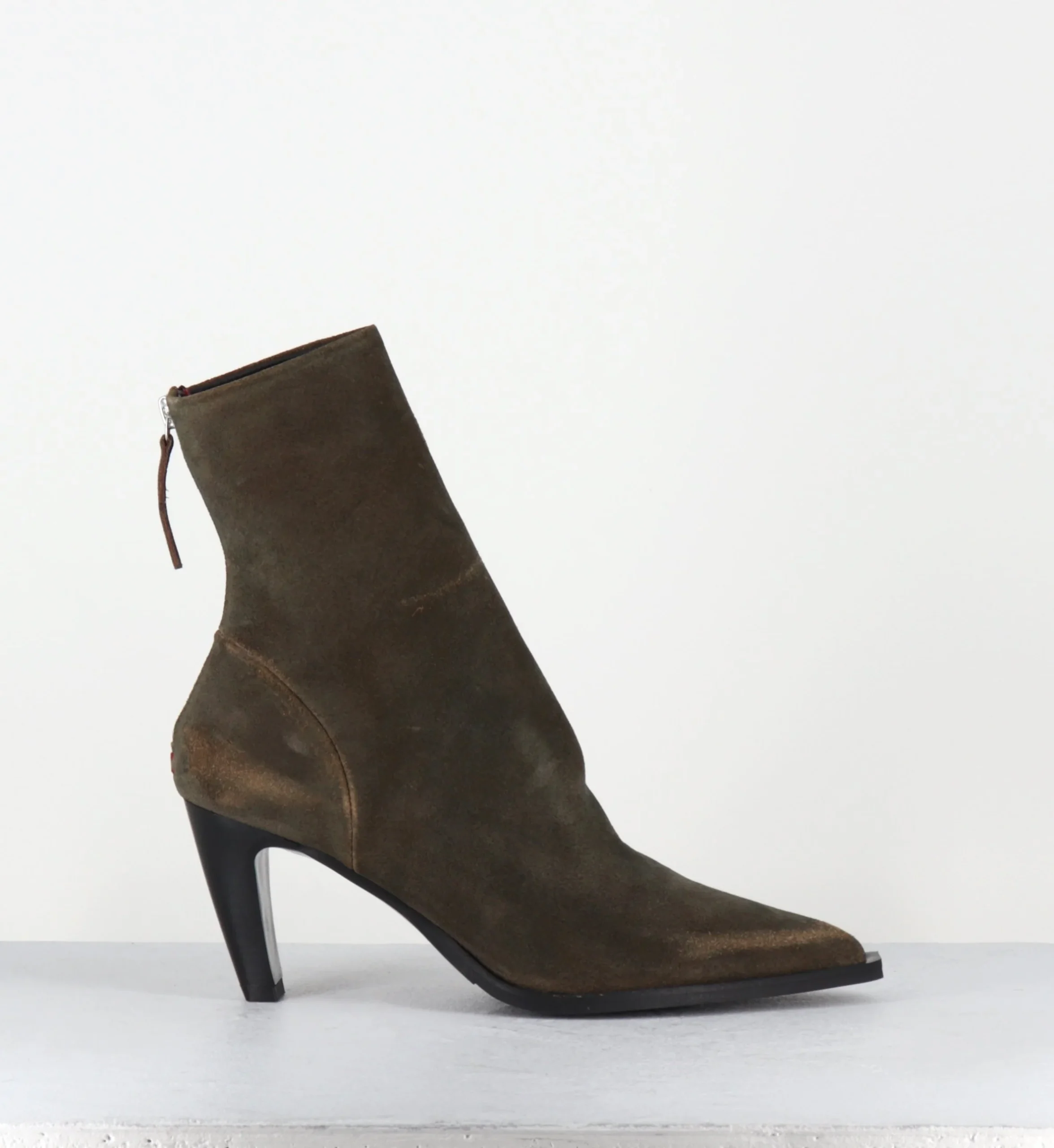 Boots en daim kaki usé bout pointu - TISCA26 DELAVE EBANO – Image 2