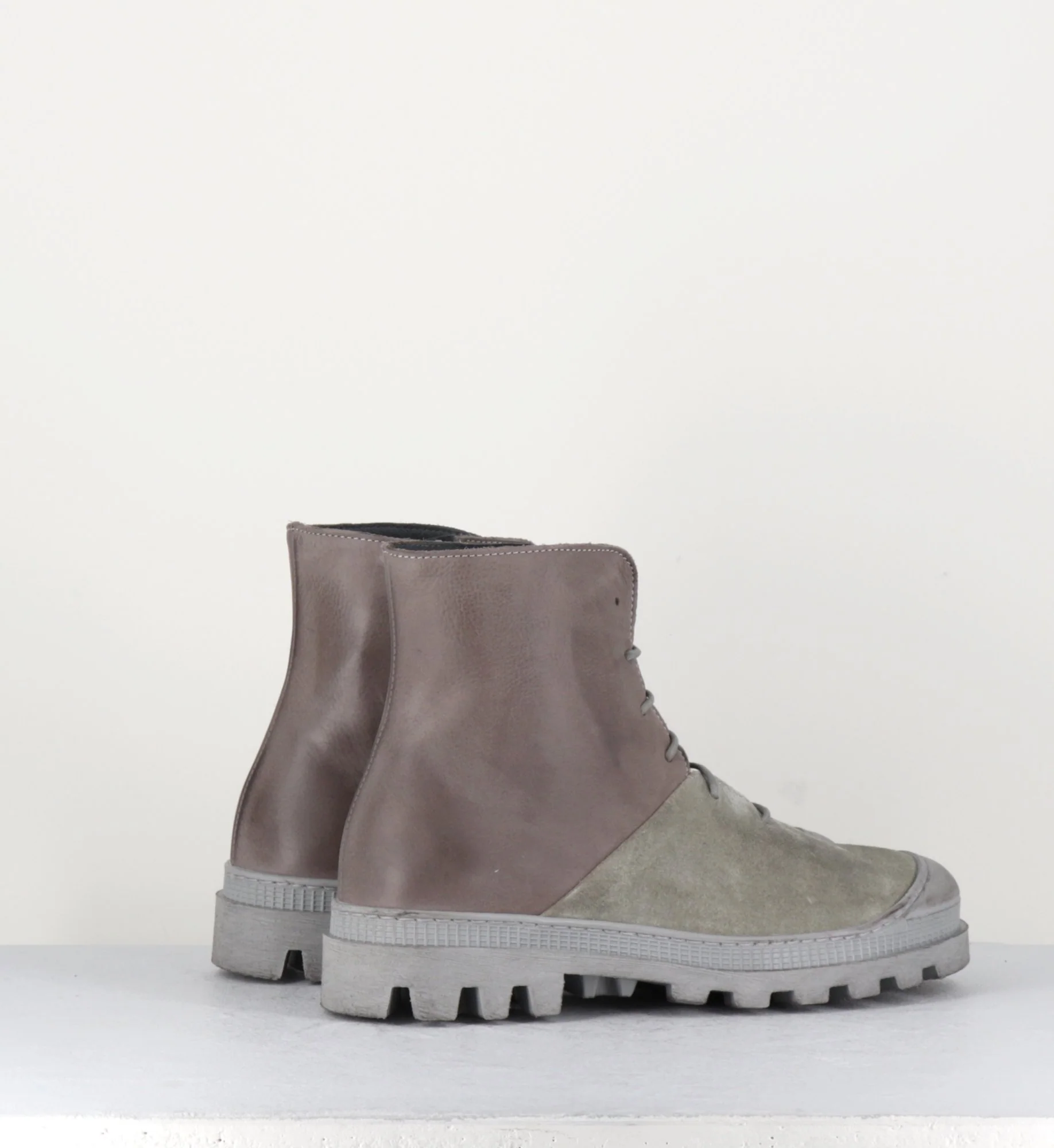 Boots à lacets en cuir taupe et daim sable - Boots 2241 SAND – Image 5