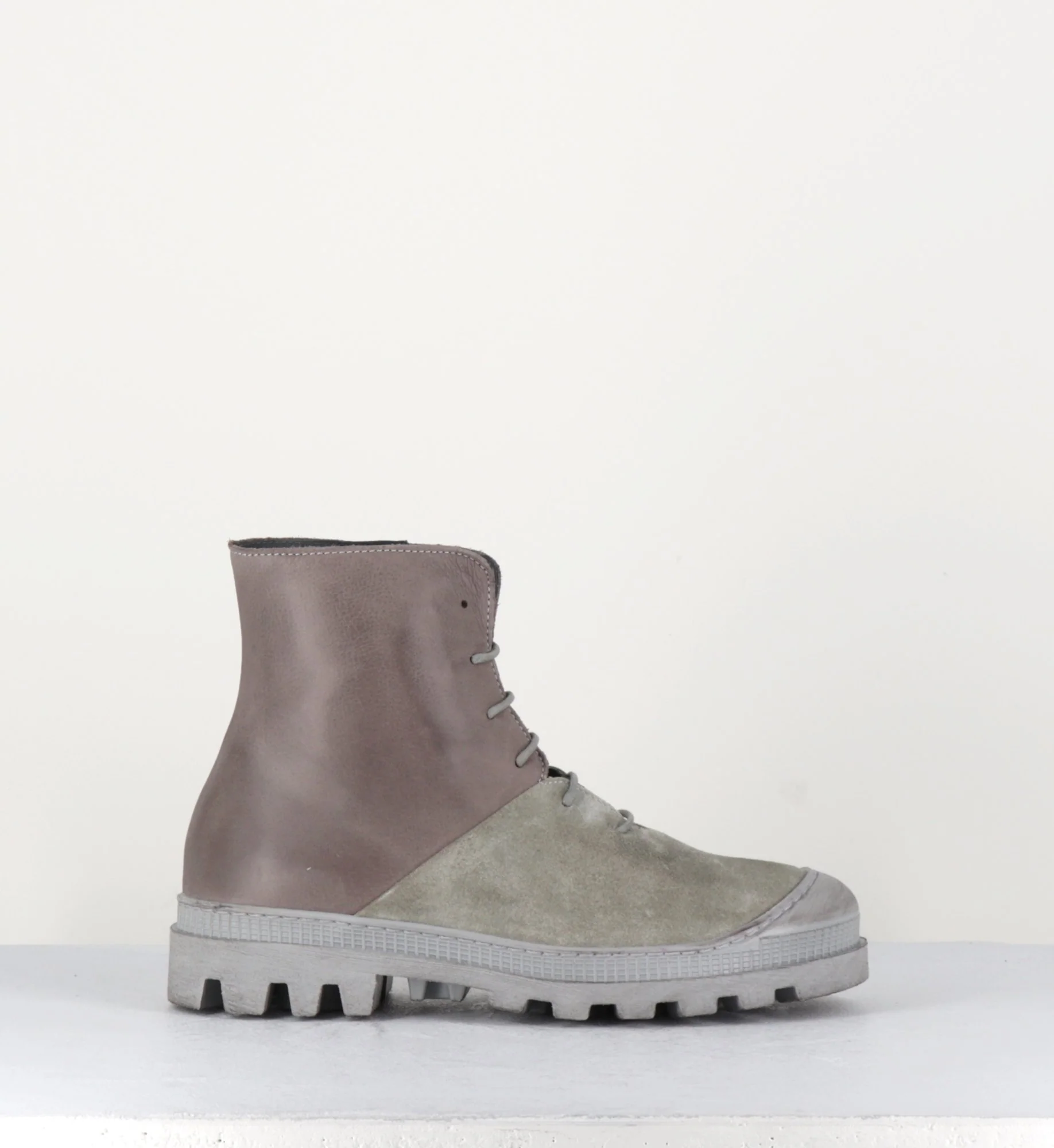 Boots à lacets en cuir taupe et daim sable - Boots 2241 SAND