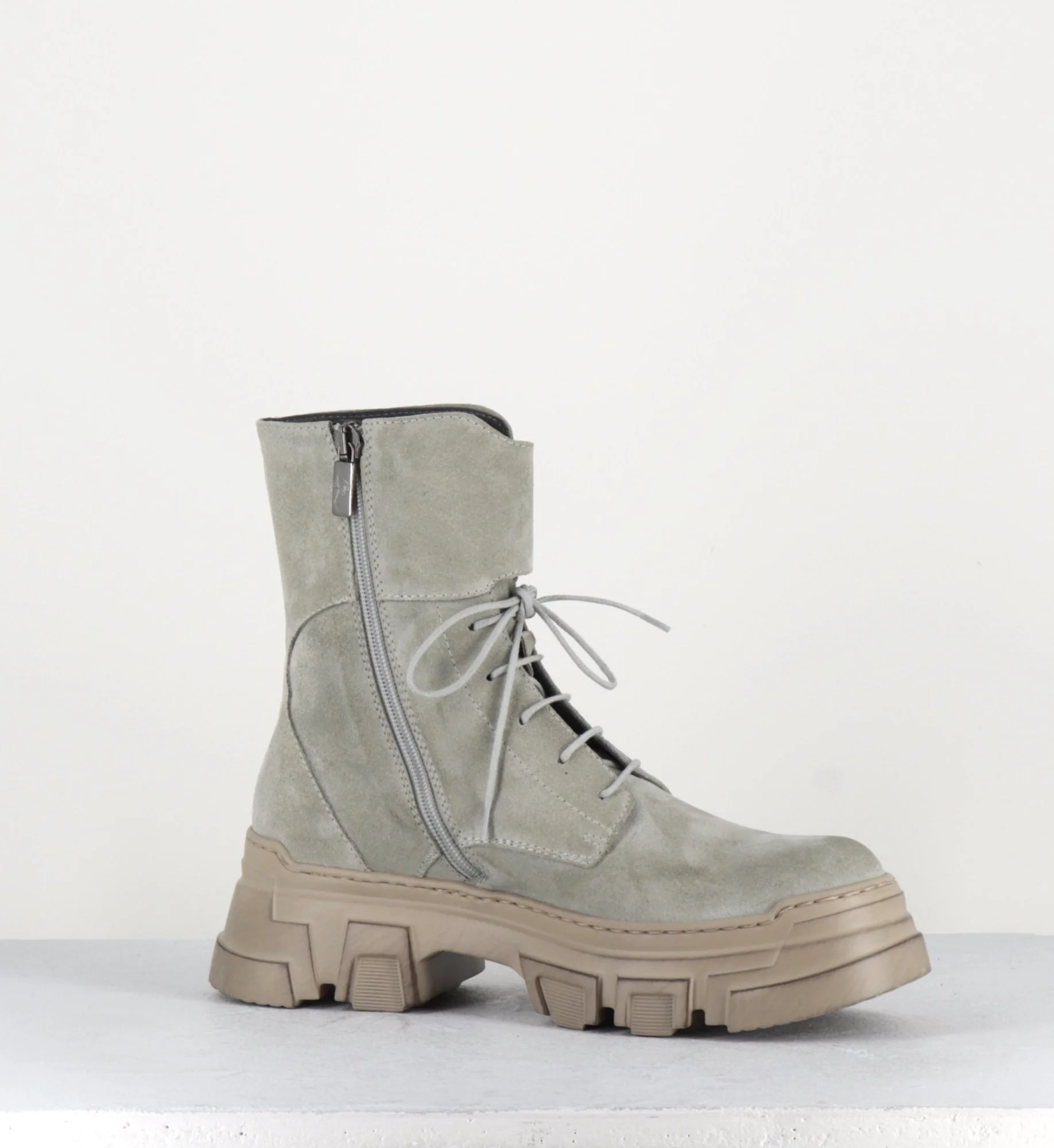 Boots à lacet en daim taupe - 1001 SAND – Image 4