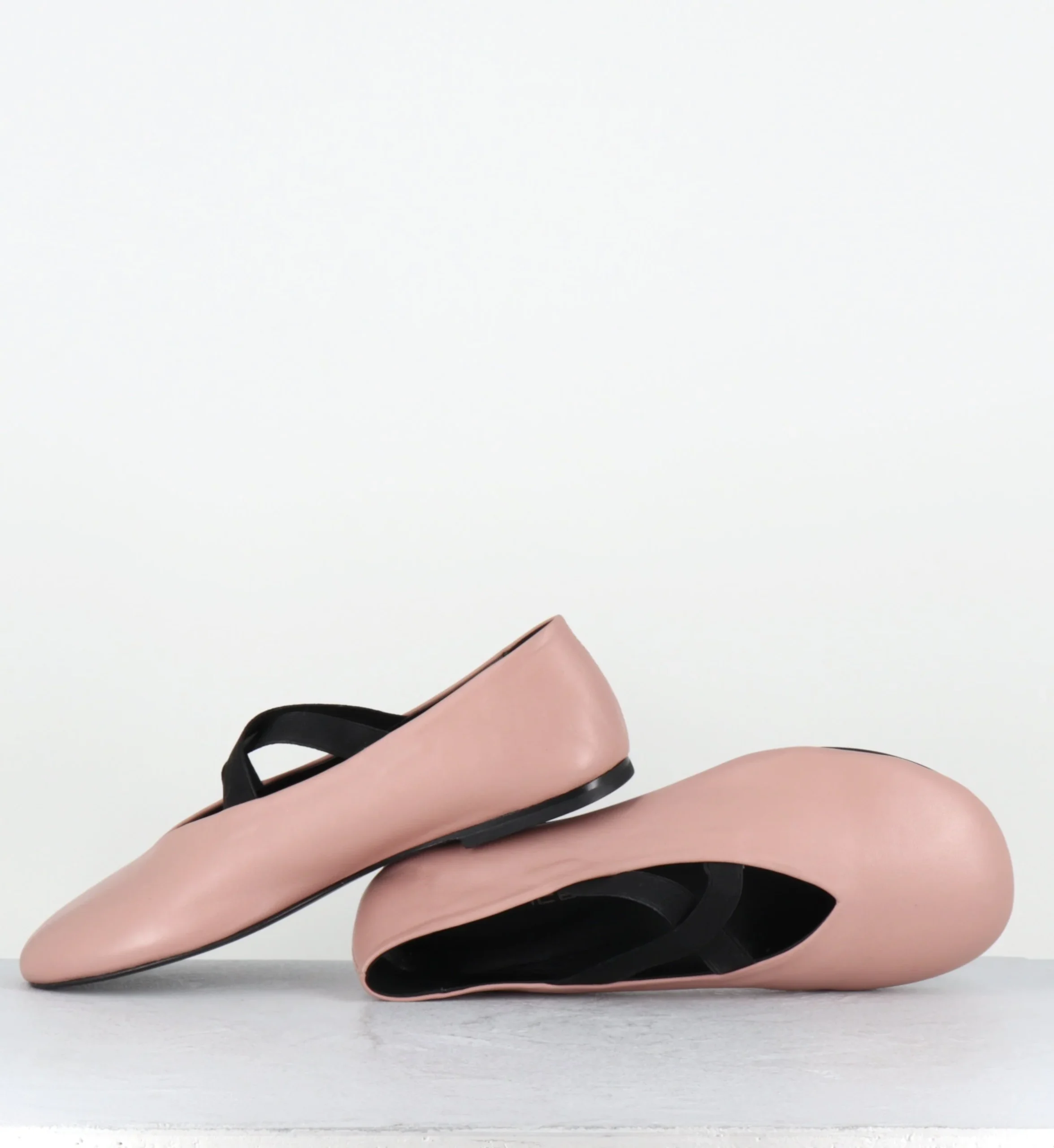 Ballerines rondes en cuir rose clair à élastiques noirs - MASSI BUFFY PHARD – Image 5