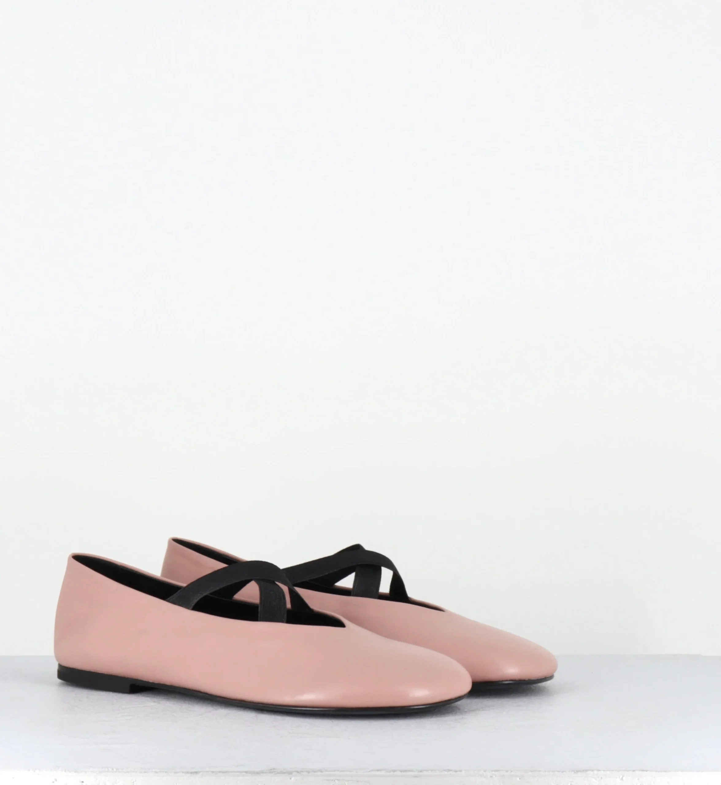 Ballerines rondes en cuir rose clair à élastiques noirs - MASSI BUFFY PHARD – Image 6