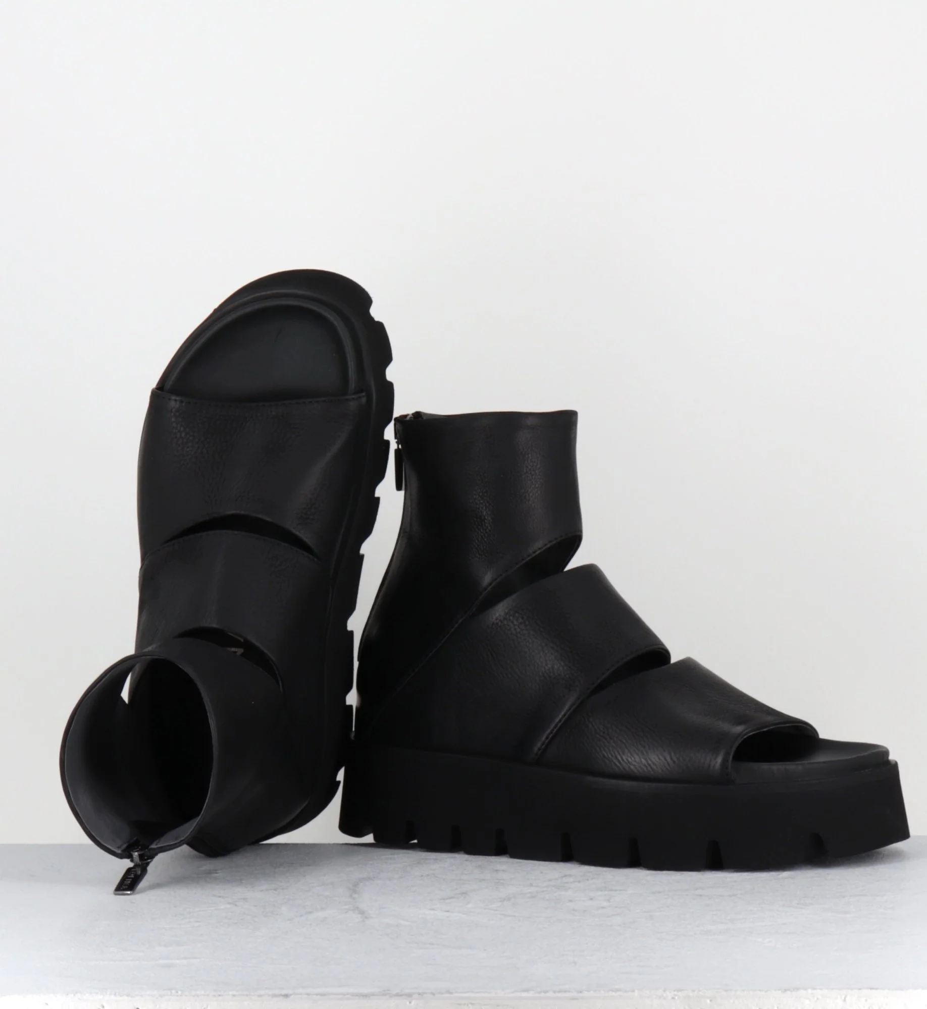 Sandales 'open-boots' déstructurées en cuir noir - 5226 GAS NERO – Image 5