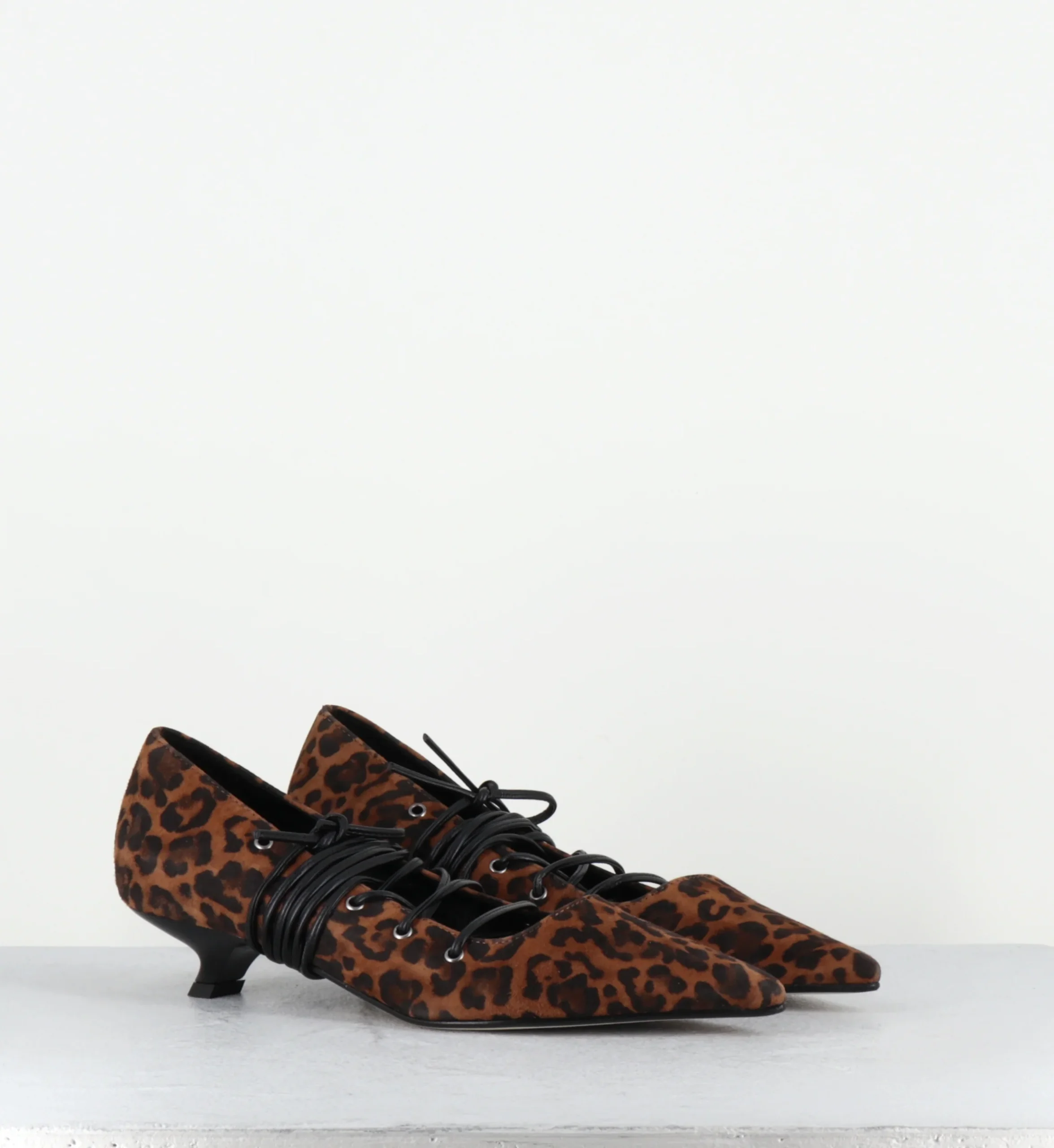 Escarpins pointus à lacets leopard - LUCI JAGUAR BRANDY – Image 3