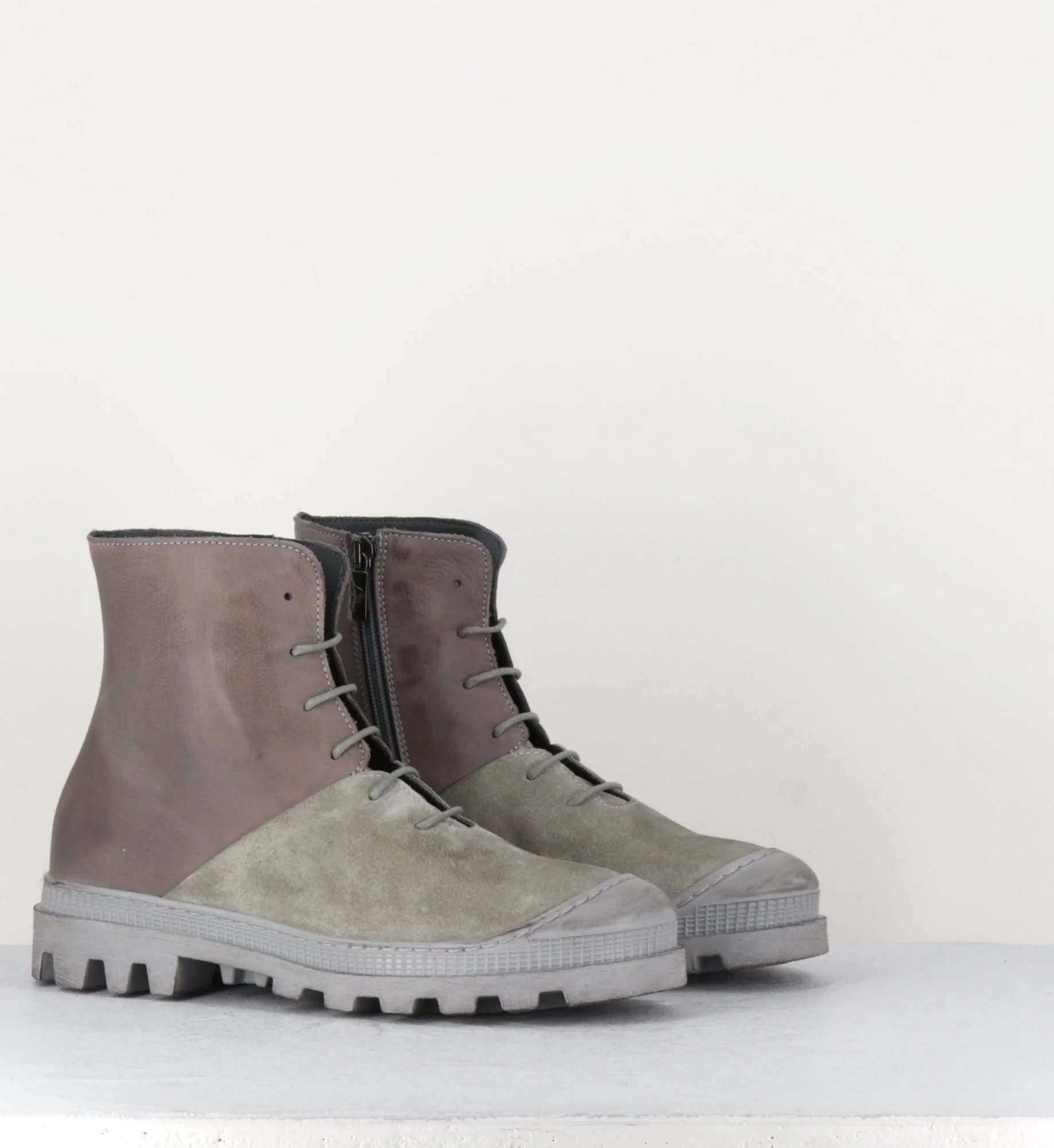 Boots à lacets en cuir taupe et daim sable - Boots 2241 SAND – Image 9