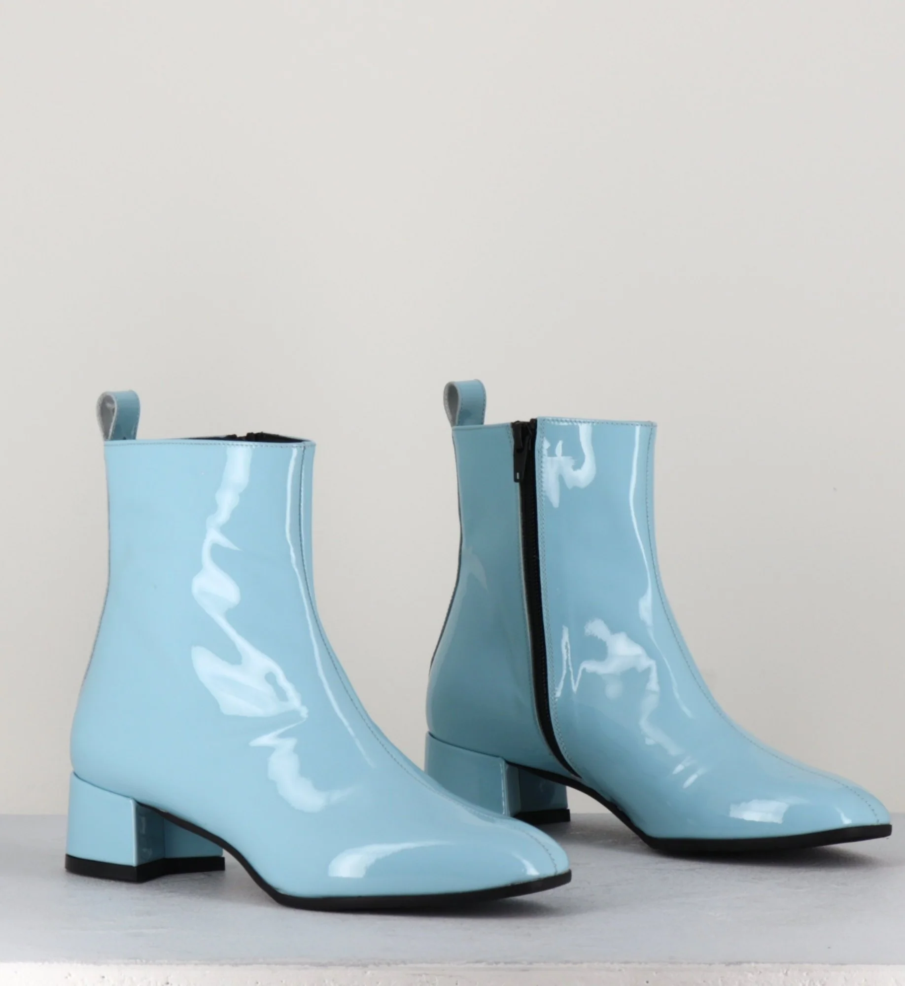 Boots 60s en cuir vernis bleu - JANE VERNICE FAEDA – Image 5