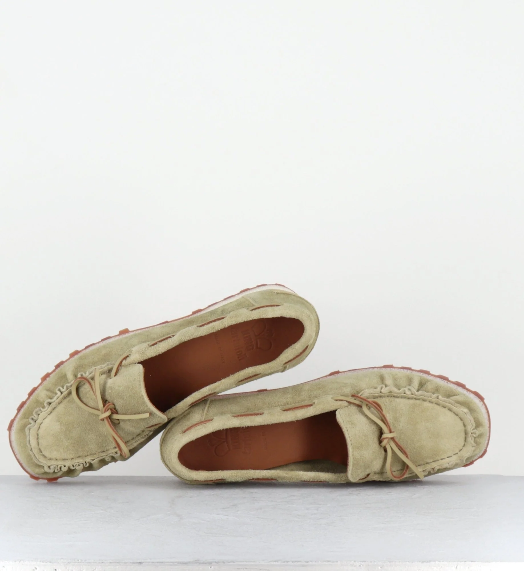 Mocassins bateau en daim kaki clair - KCEL122 GRANO – Image 3