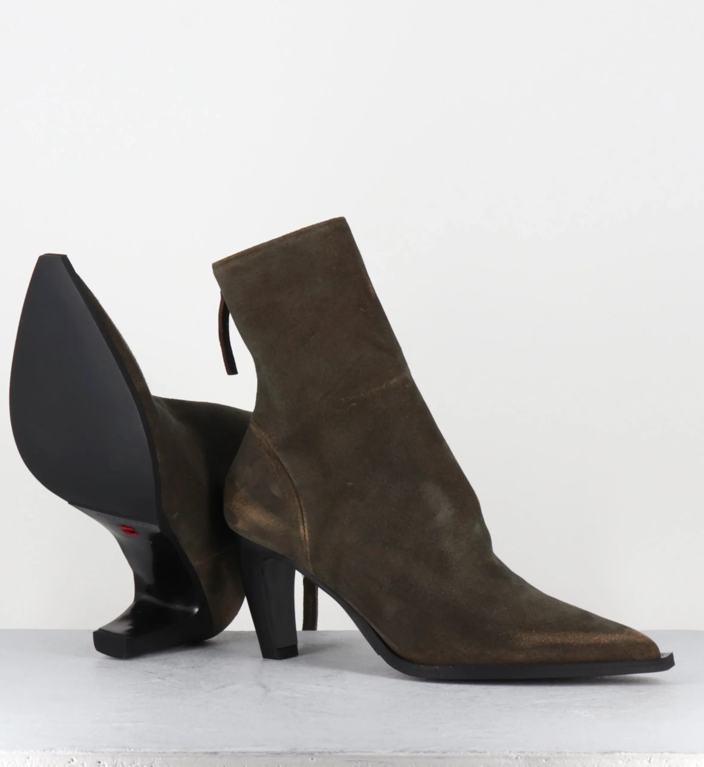 Boots en daim kaki usé bout pointu - TISCA26 DELAVE EBANO – Image 7