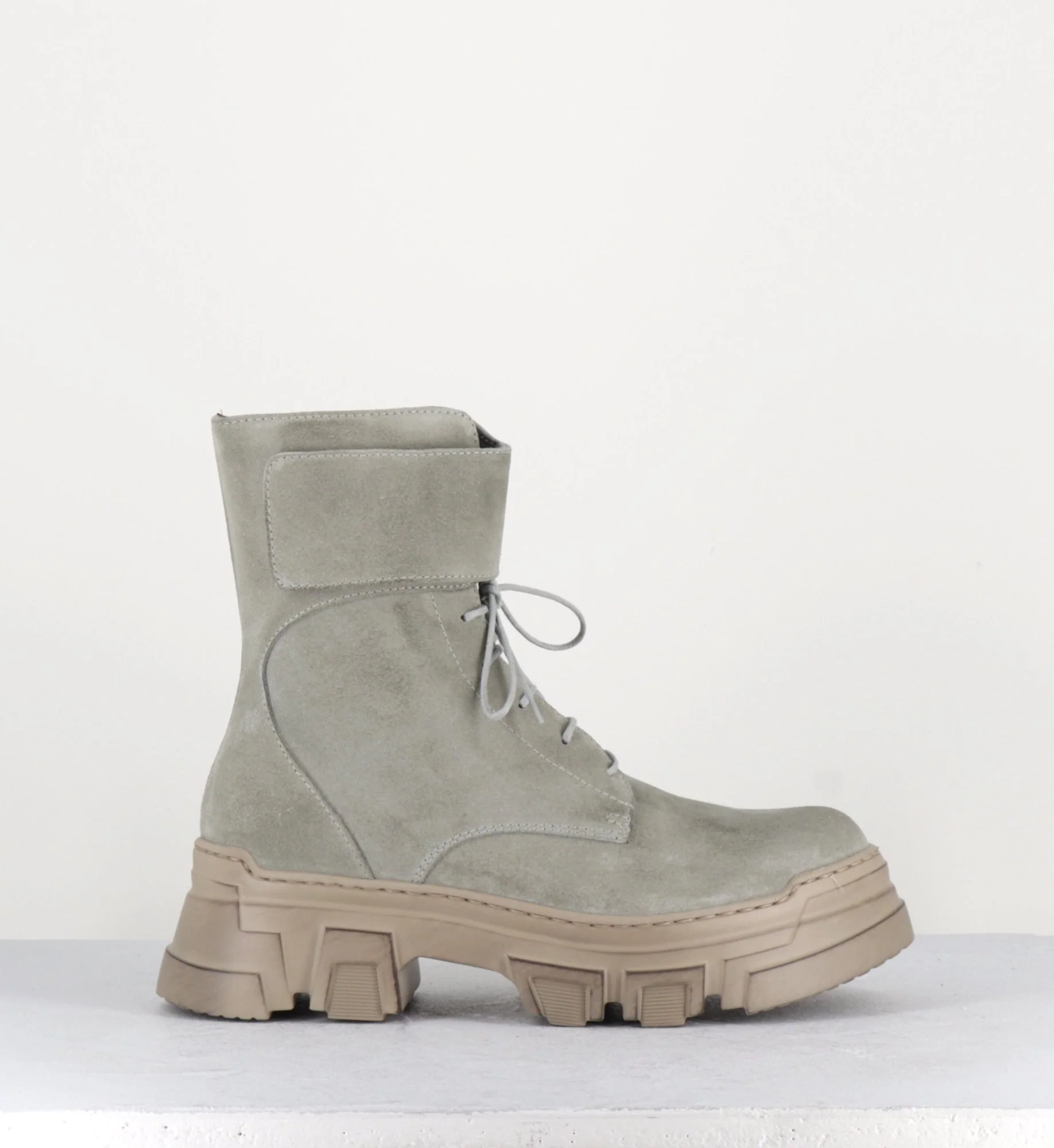 Boots à lacet en daim taupe - 1001 SAND – Image 2