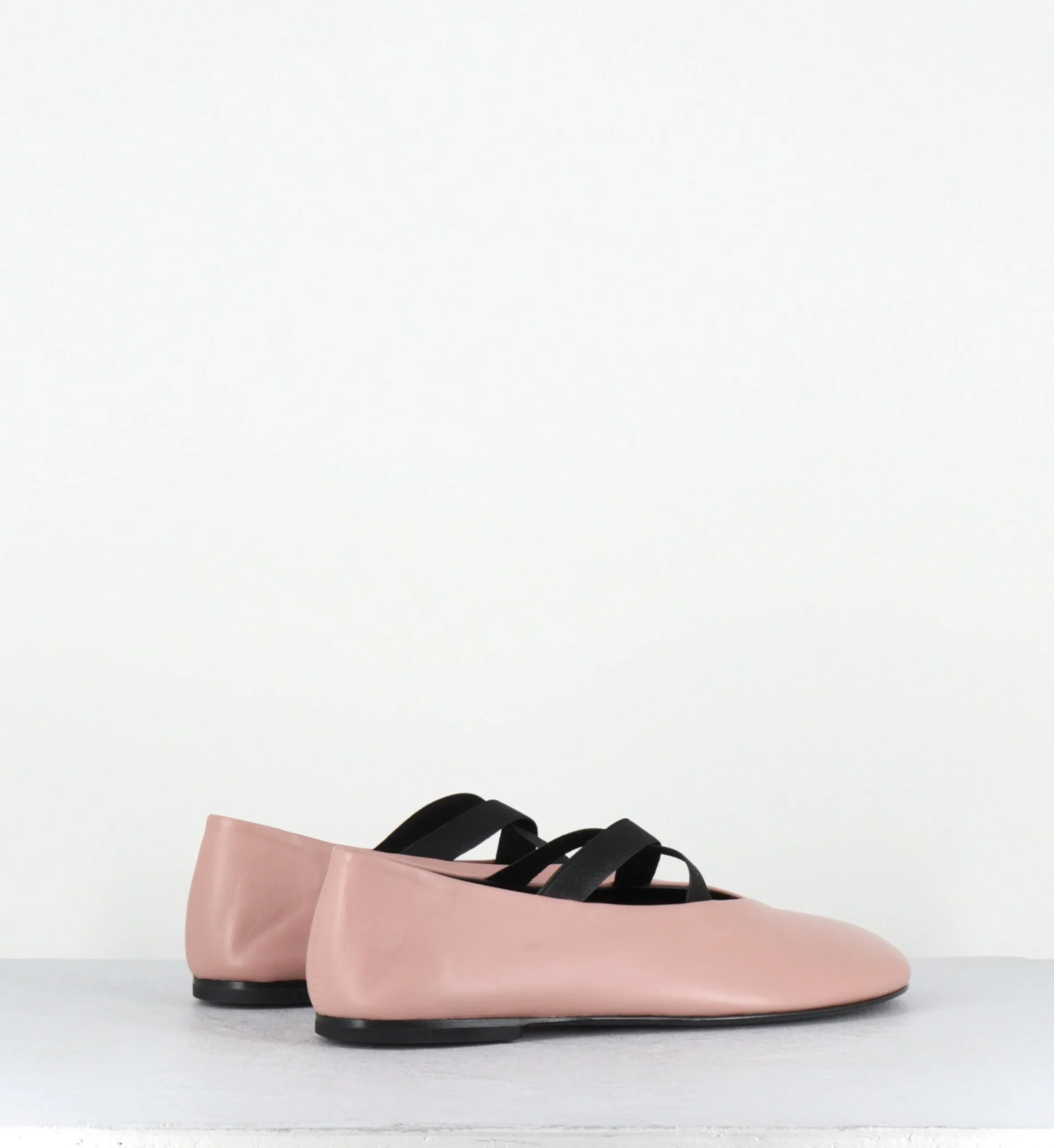 Ballerines rondes en cuir rose clair à élastiques noirs - MASSI BUFFY PHARD – Image 4