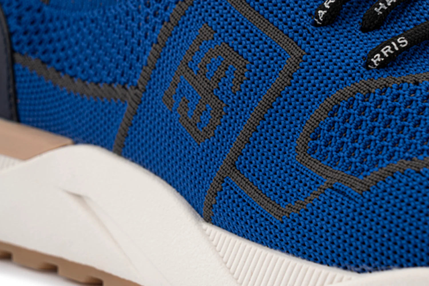 Les baskets glissent sur le tissu – Image 4