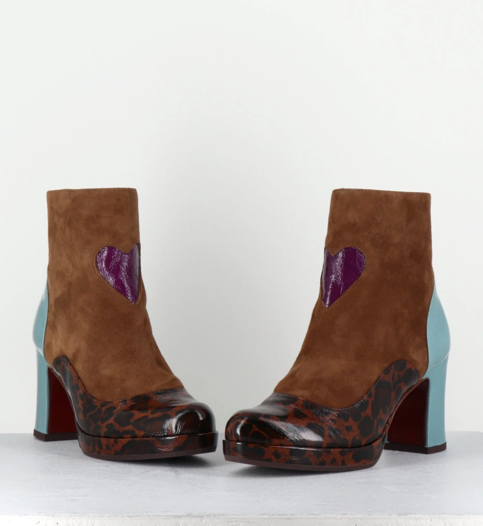 Boots à talon en daim camel & coeur violet - DANLOV FIAT CASTANO – Image 5