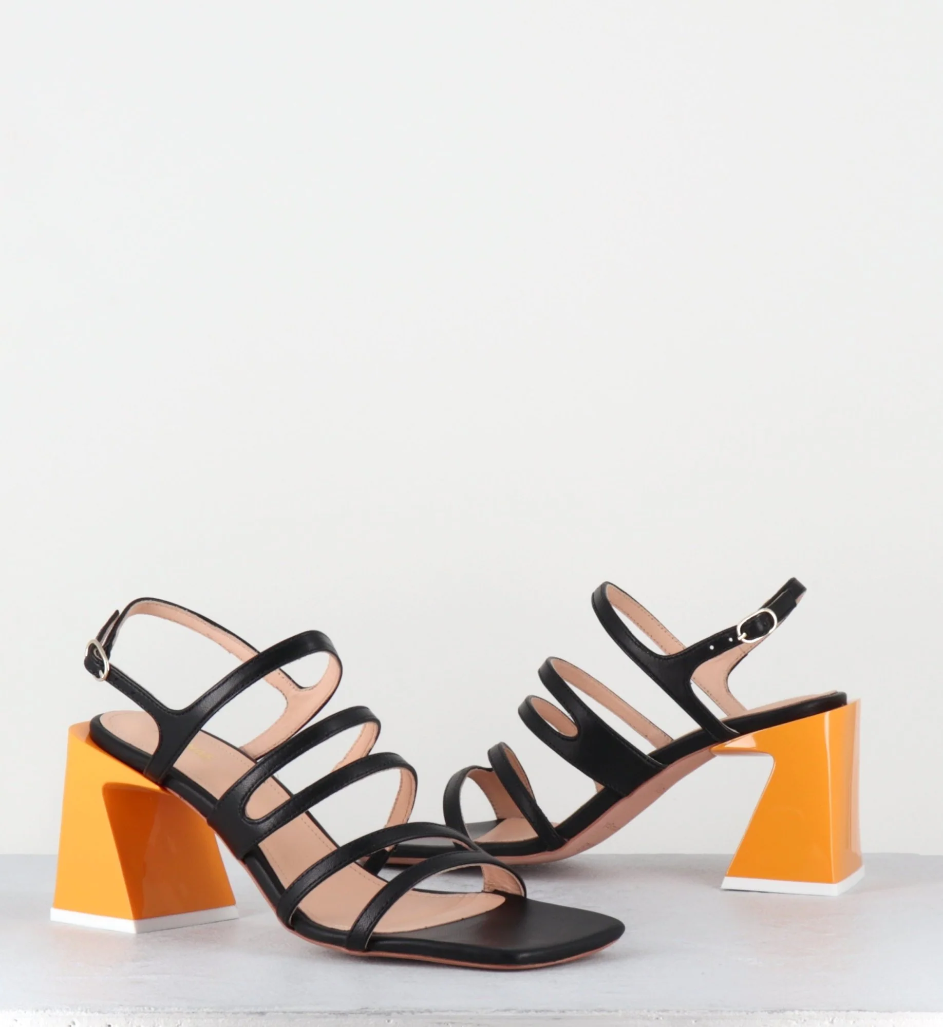 Sandales multi-bride en cuir noir & talon plexi jaune - AUBREY BLACK SANDALS – Image 5